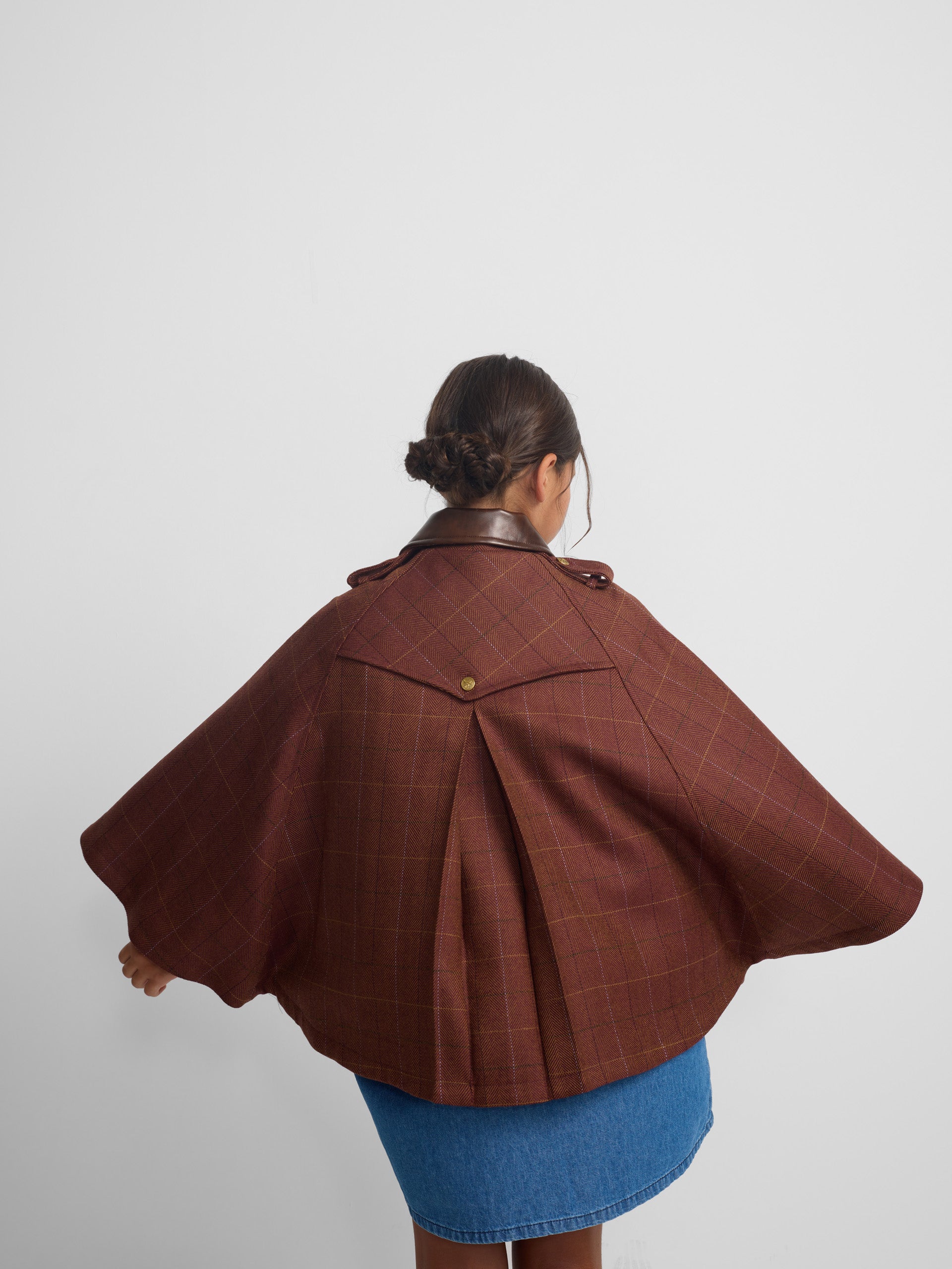 Cape fille avec détails en cuir à carreaux marron