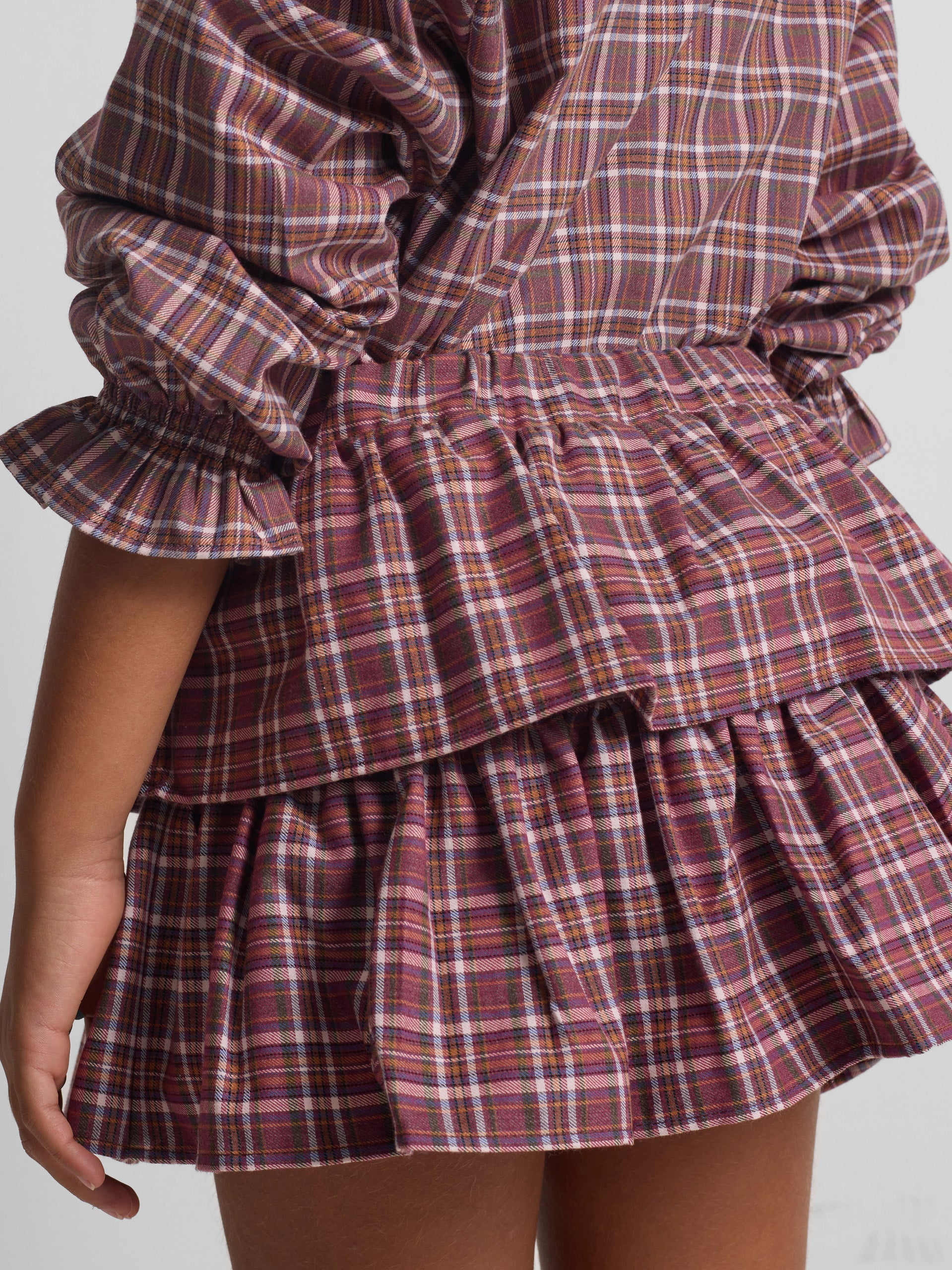 Saia de menina com folhos e padrão de xadrez roxo e rosa