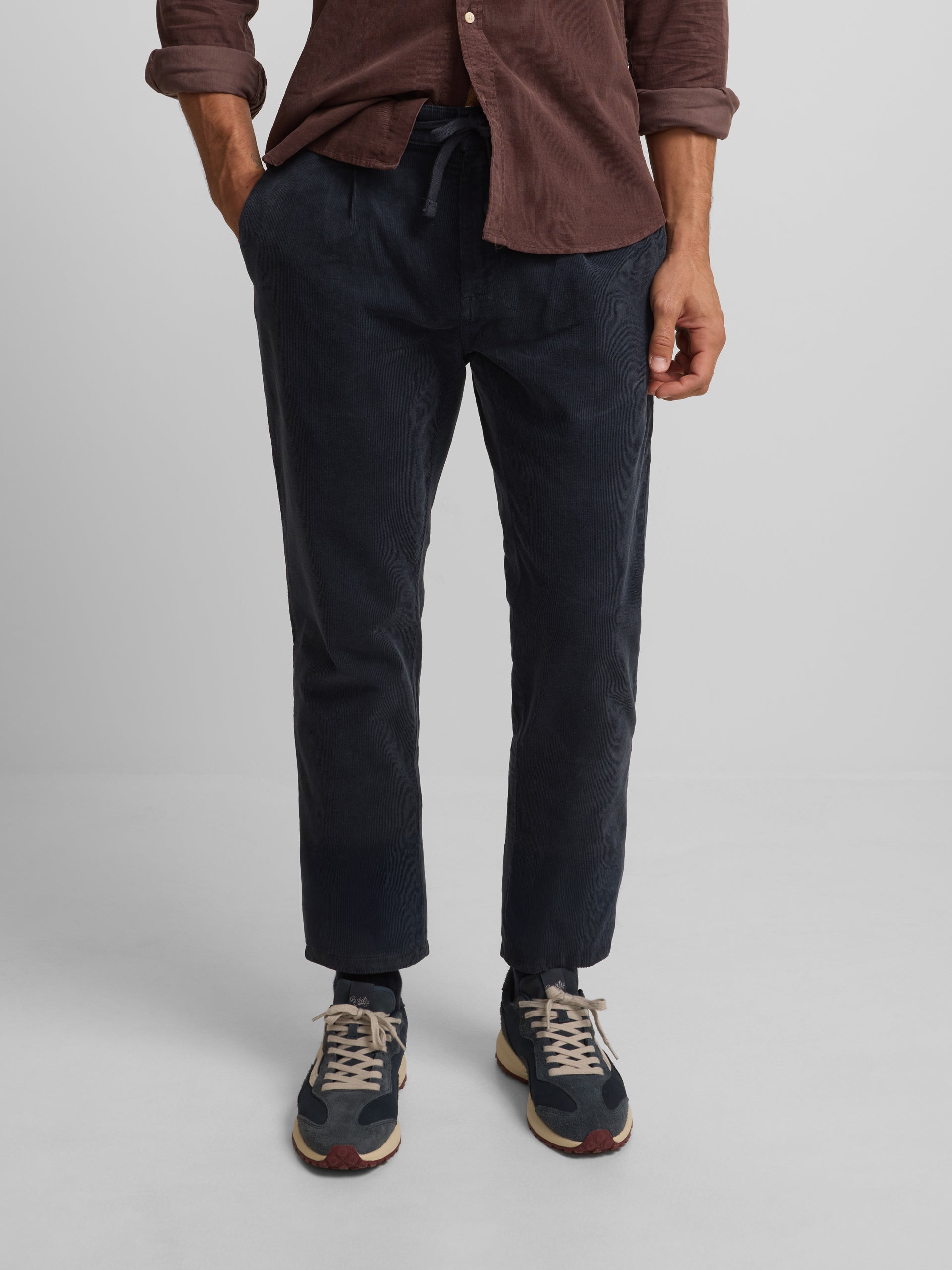 Pantalon de jogging en velours côtelé bleu marine à plis