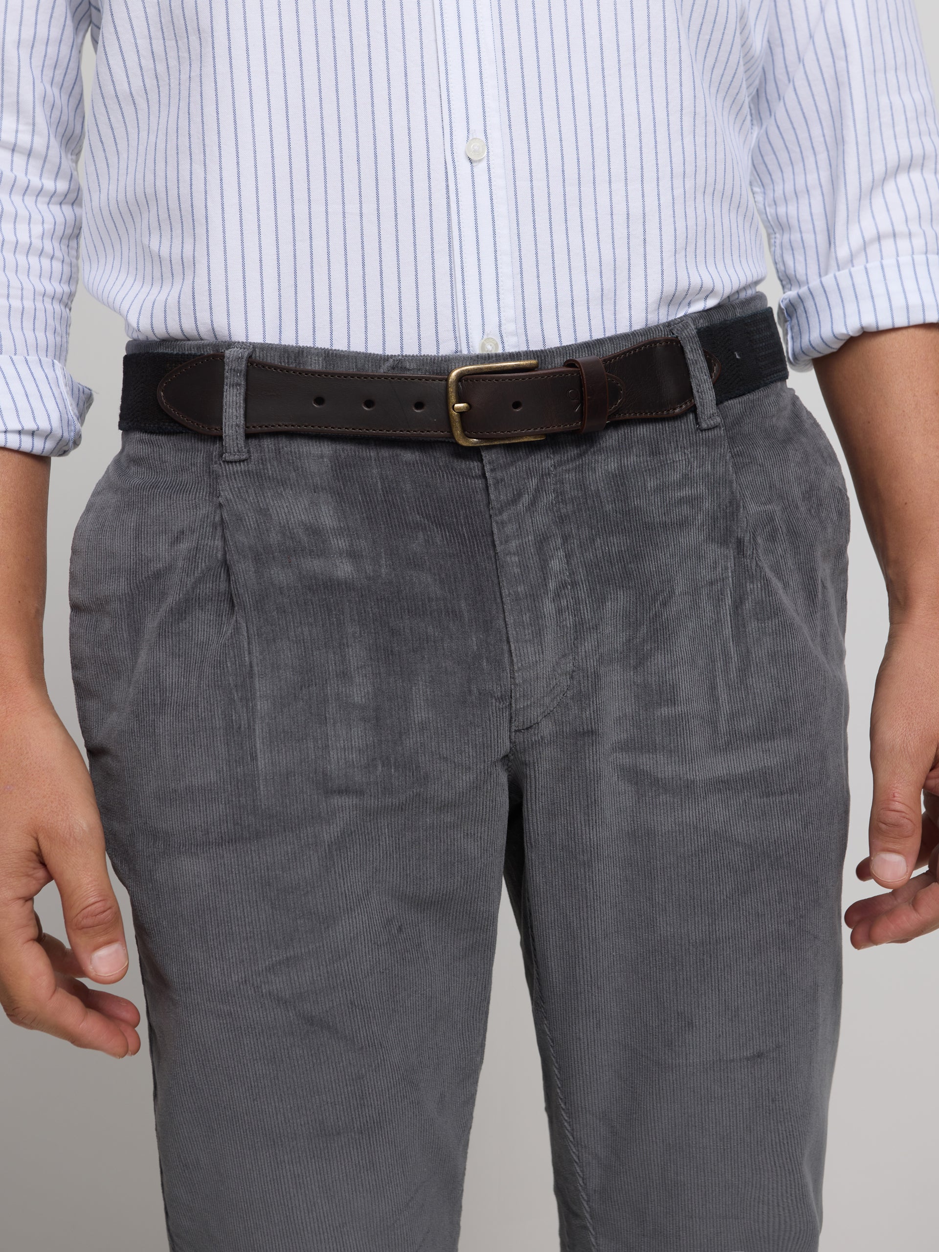 Pantalon chino sport en velours côtelé gris foncé à plis