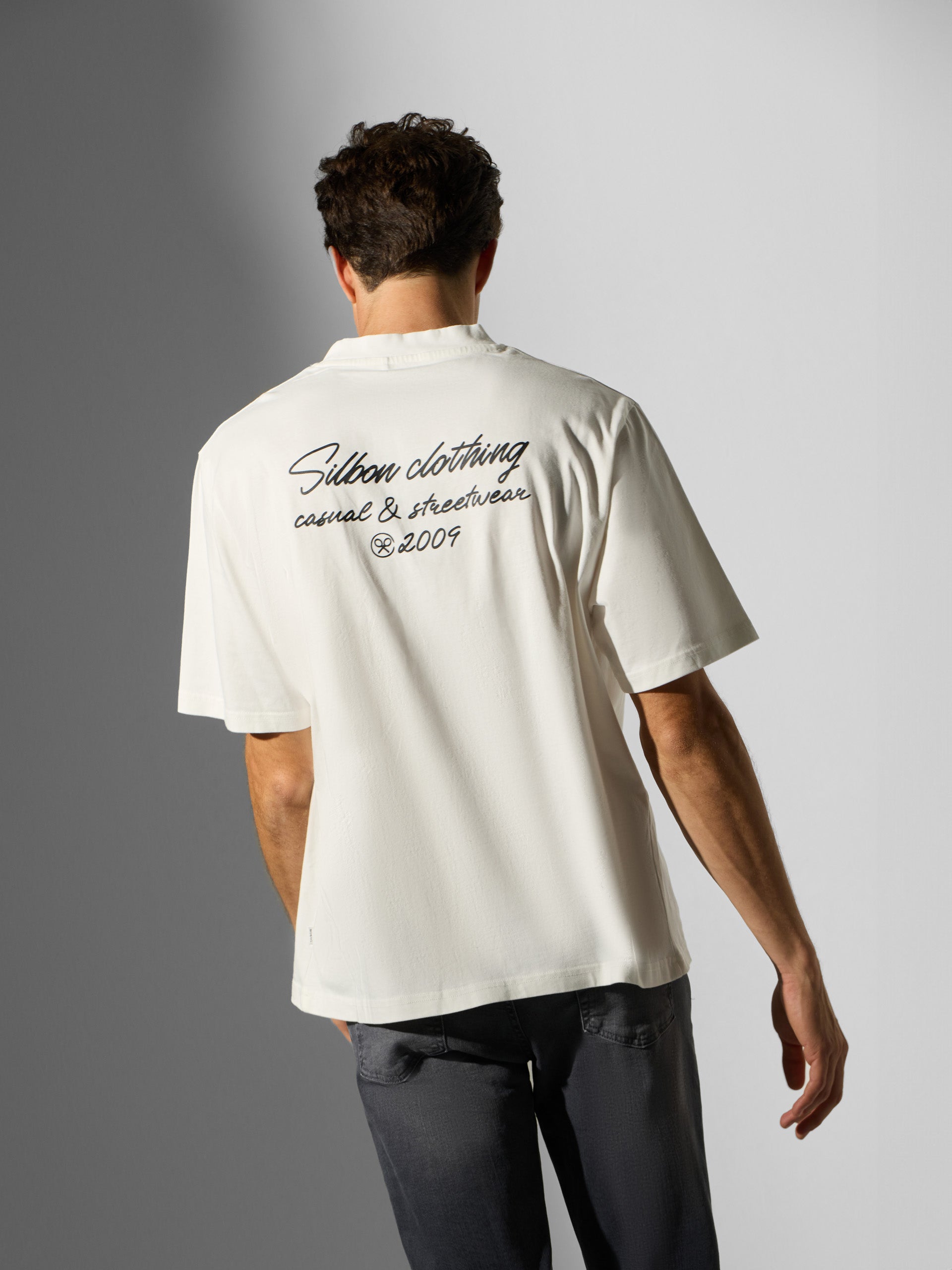 Camiseta dark special fit silbon clothing crema