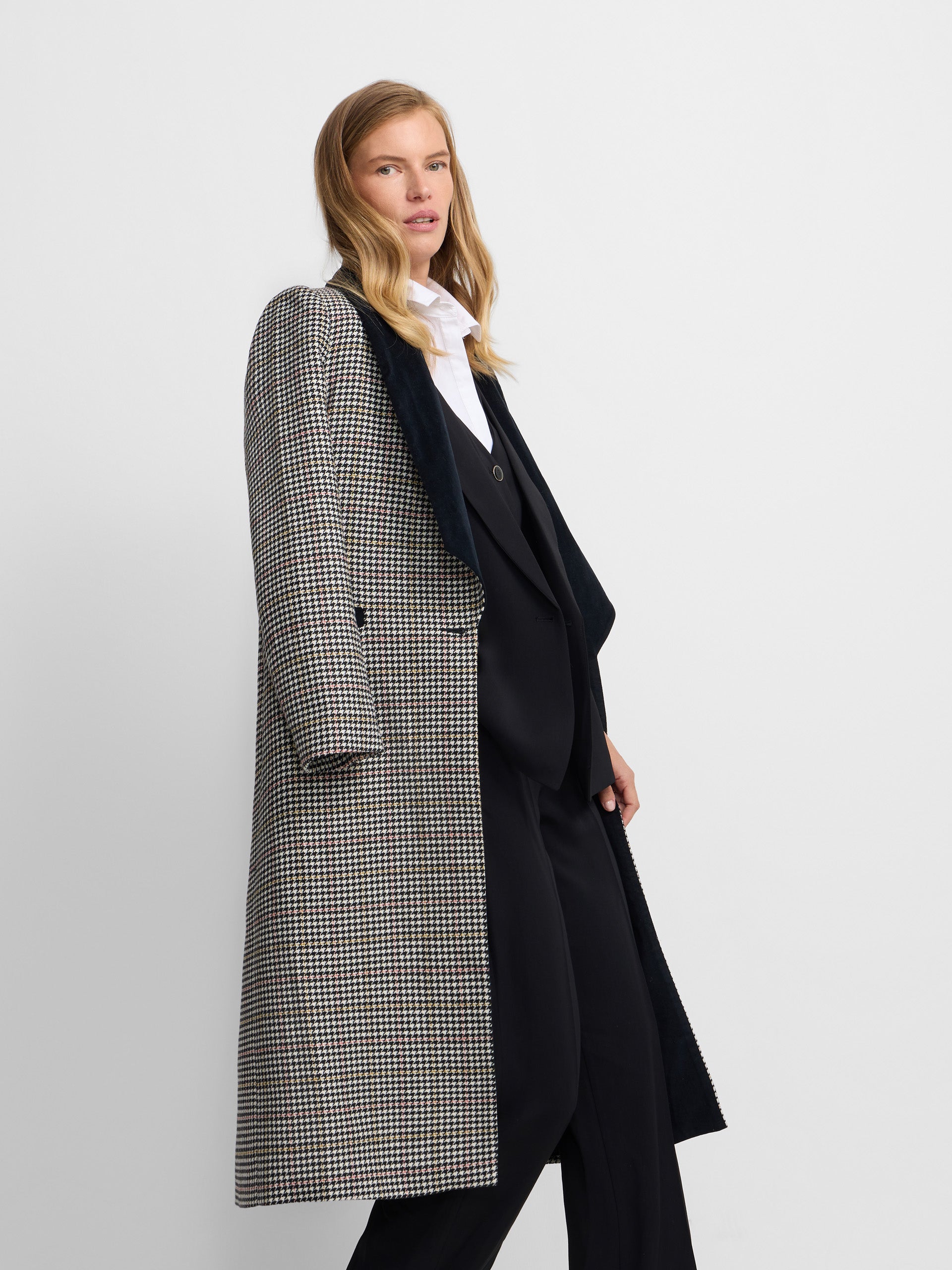 Abrigo largo solapa cuadros crudo y negro