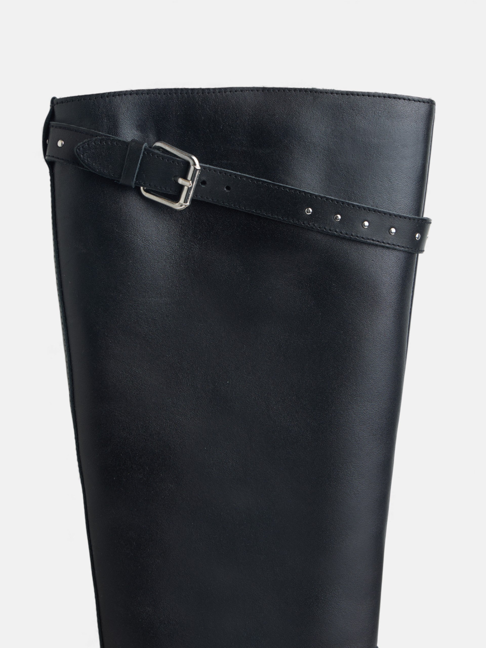 Bota alta piel tachas negra