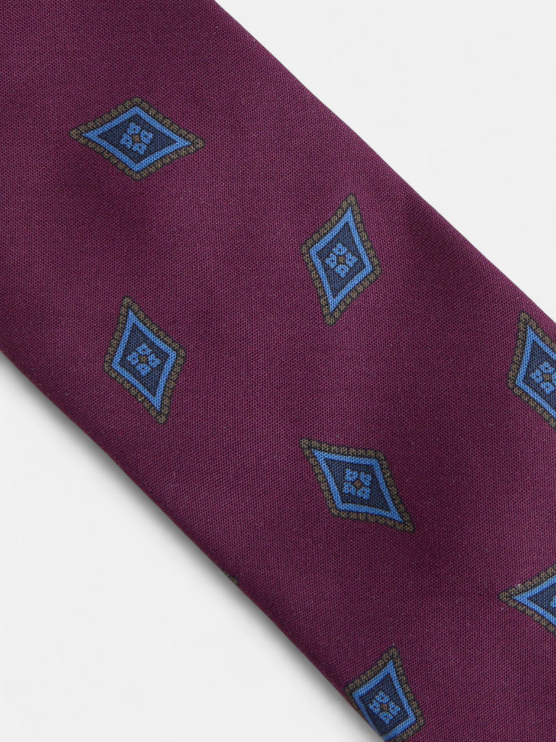 Gravata com padrão de losangos em bordô