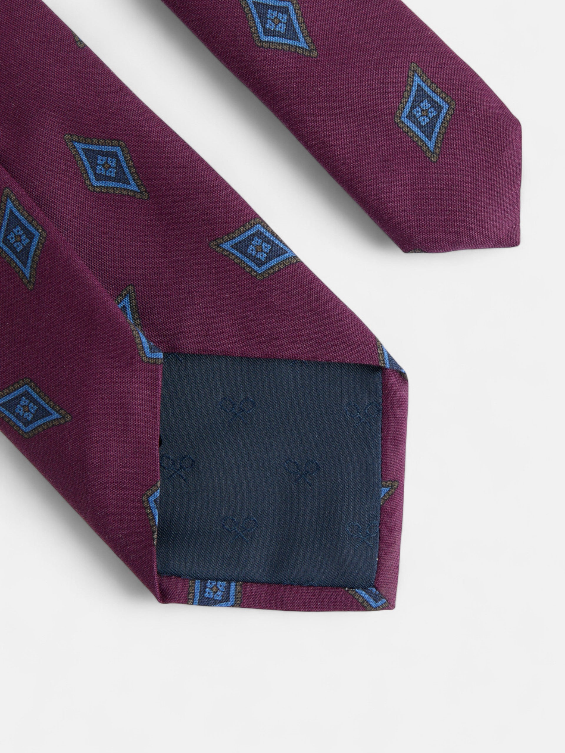 Gravata com padrão de losangos em bordô