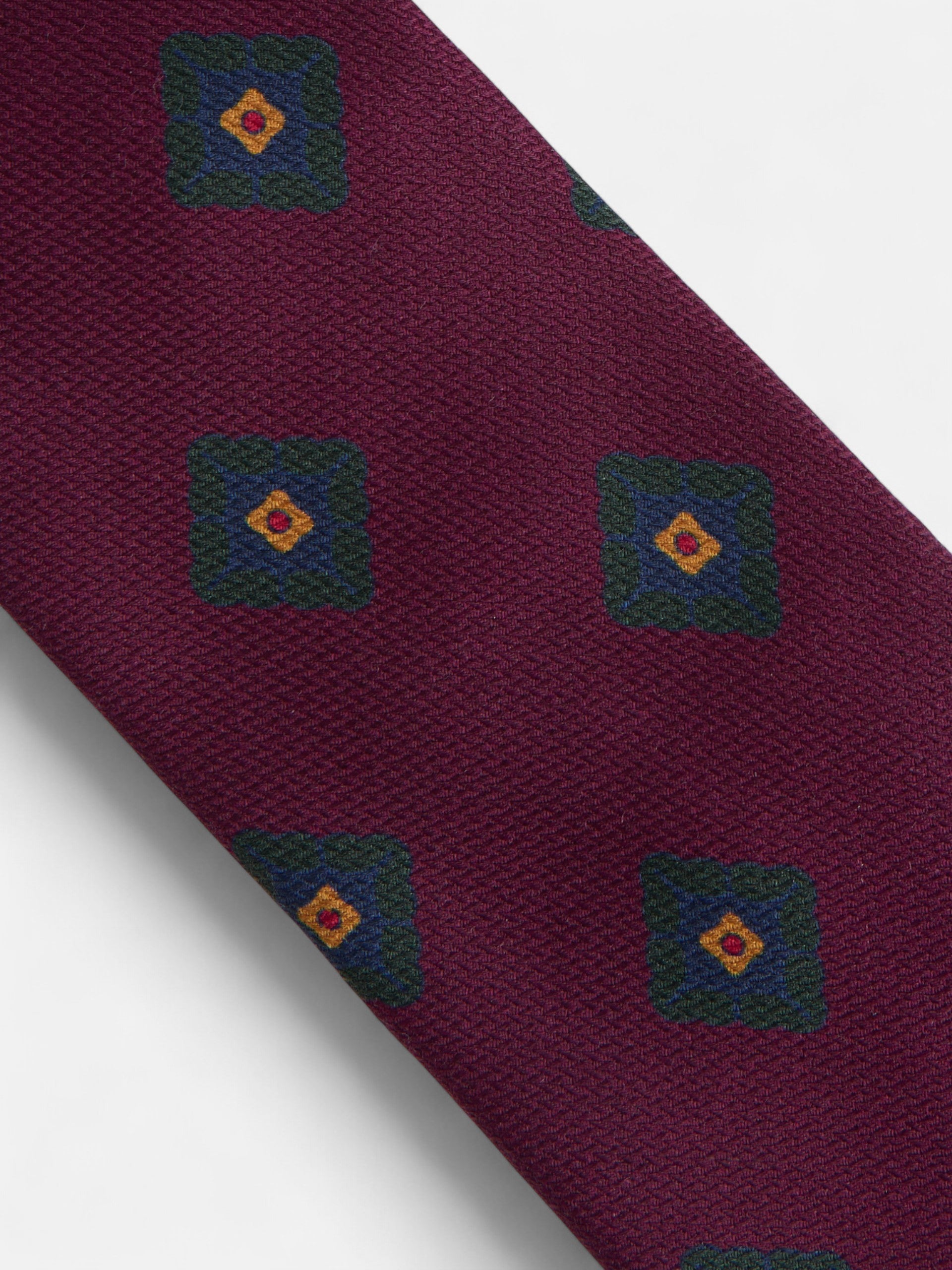 Corbata seda motivo geometrico burdeos