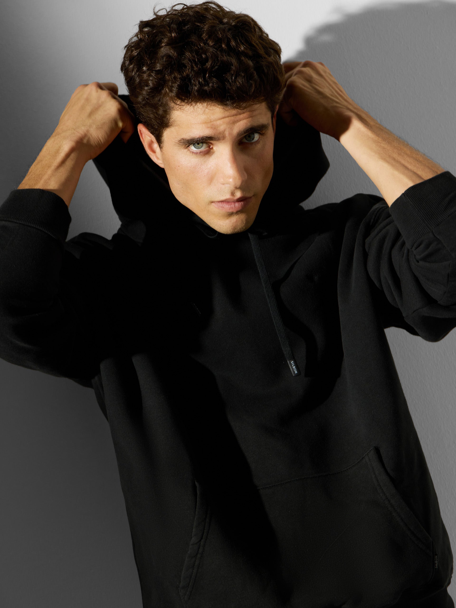 Sudadera dark hoodie relaxed fit negra