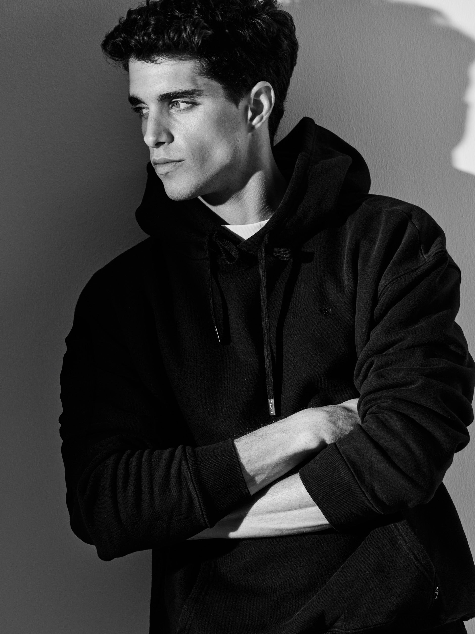 Sudadera dark hoodie relaxed fit negra