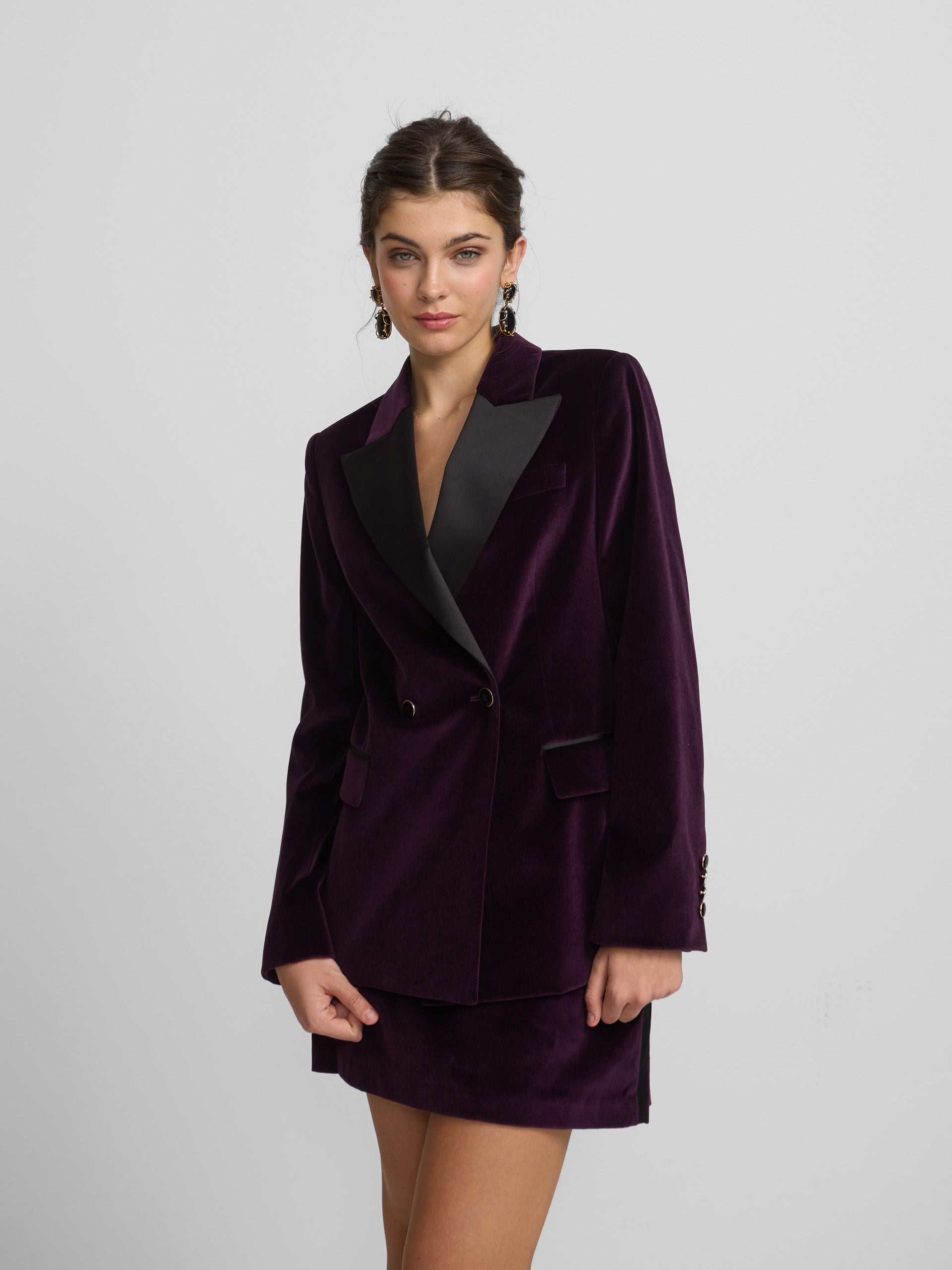 Americana cruzada solapa negra terciopelo morada