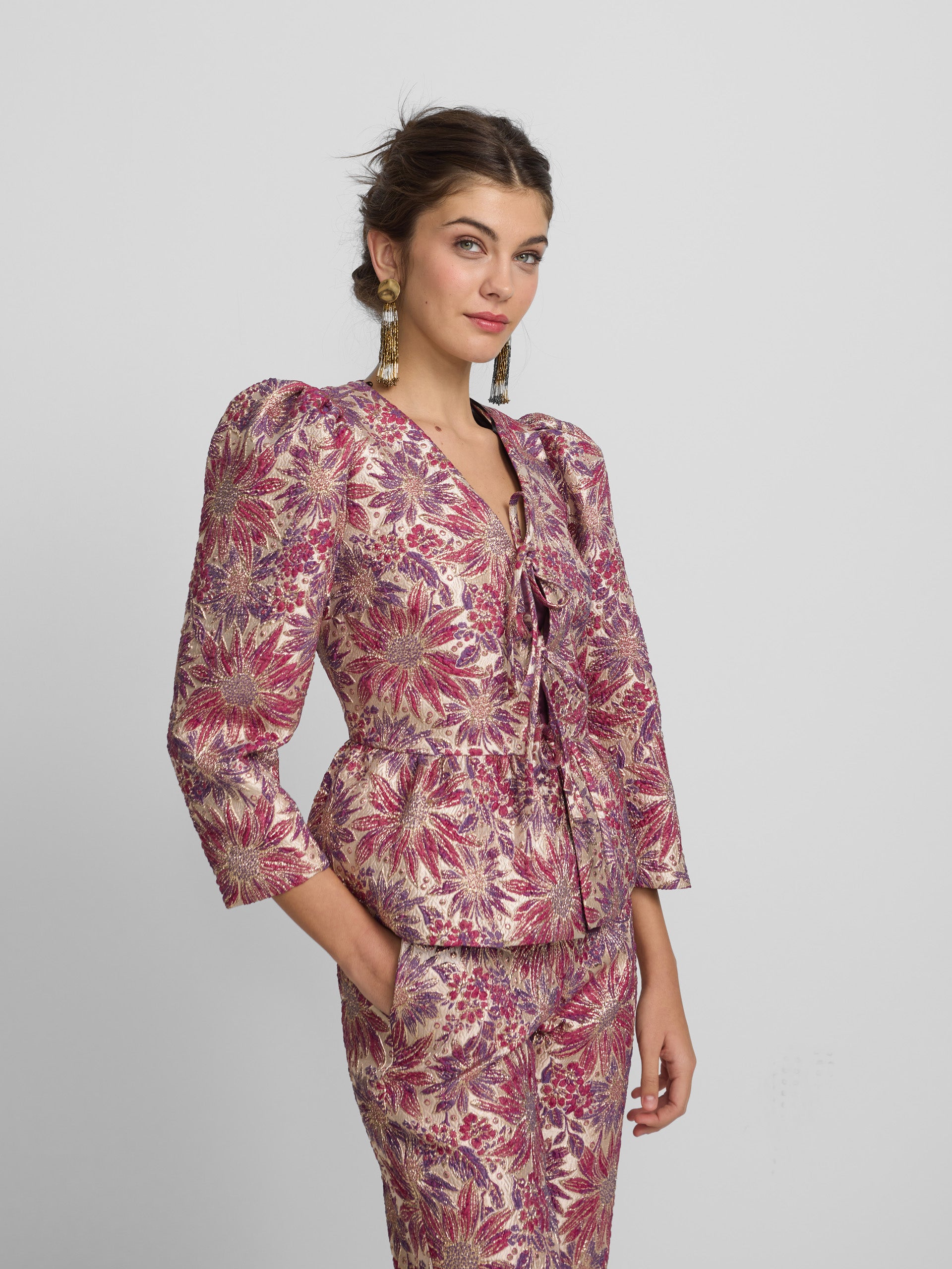 Blusa lazos estampado flores rosas y moradas