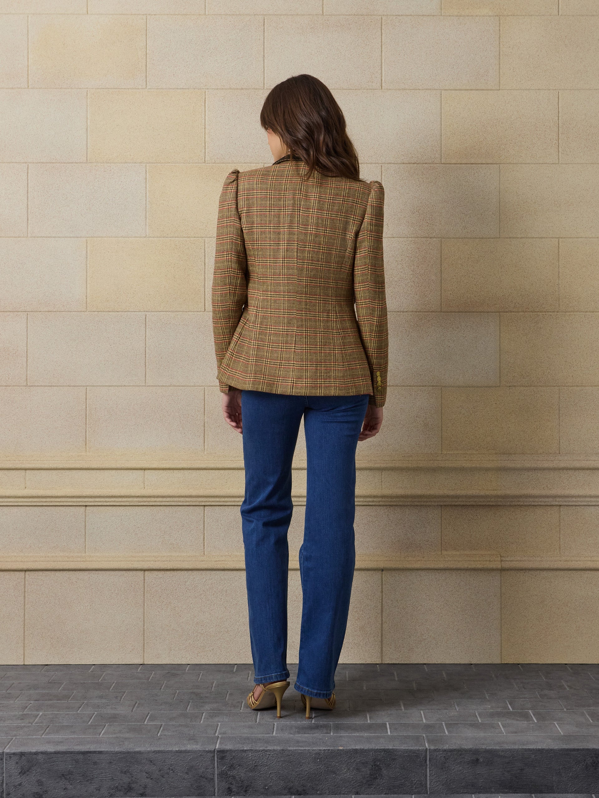 Blazer única com manga abalonada e padrão de xadrez castanho