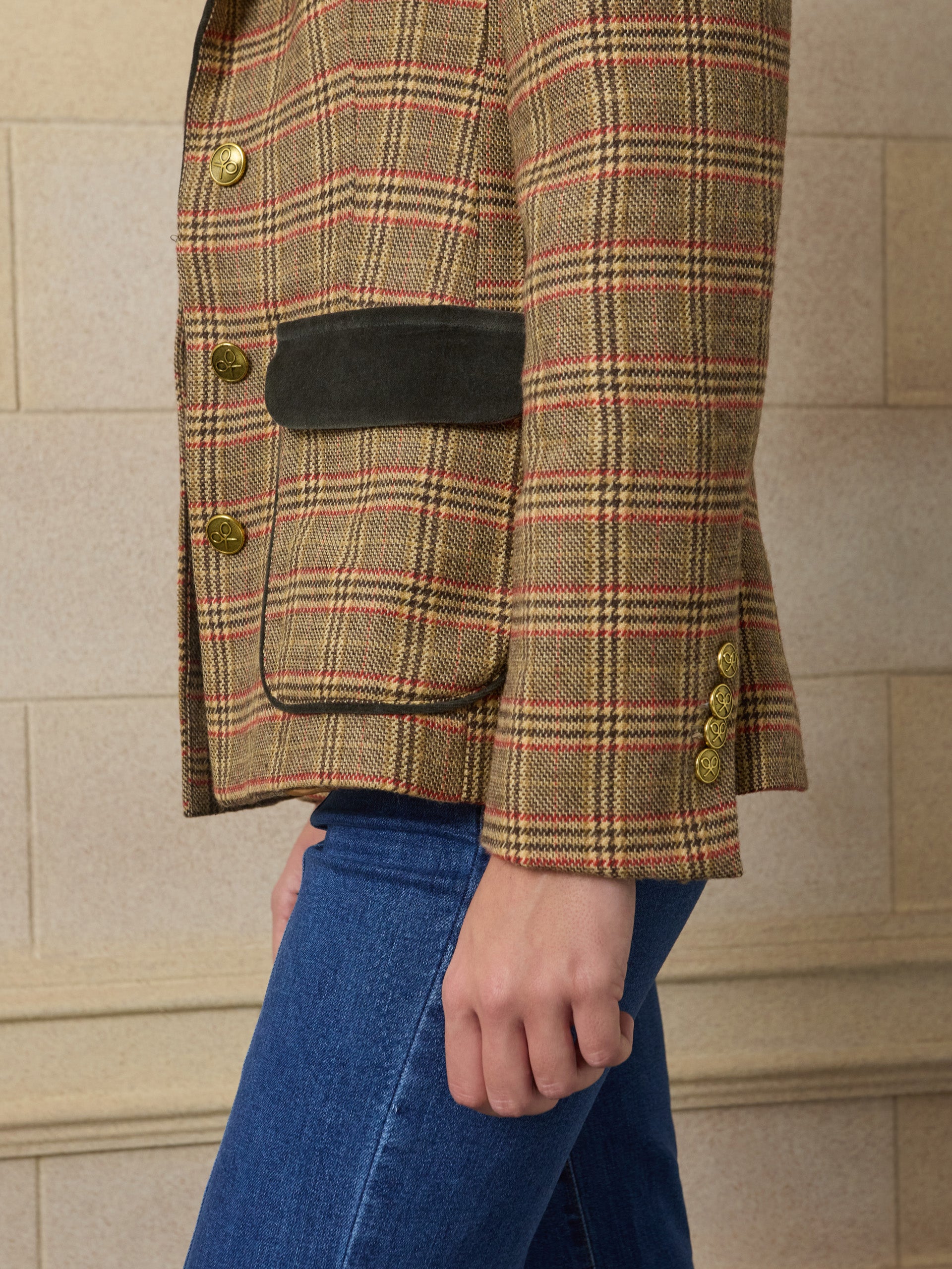 Blazer única com manga abalonada e padrão de xadrez castanho