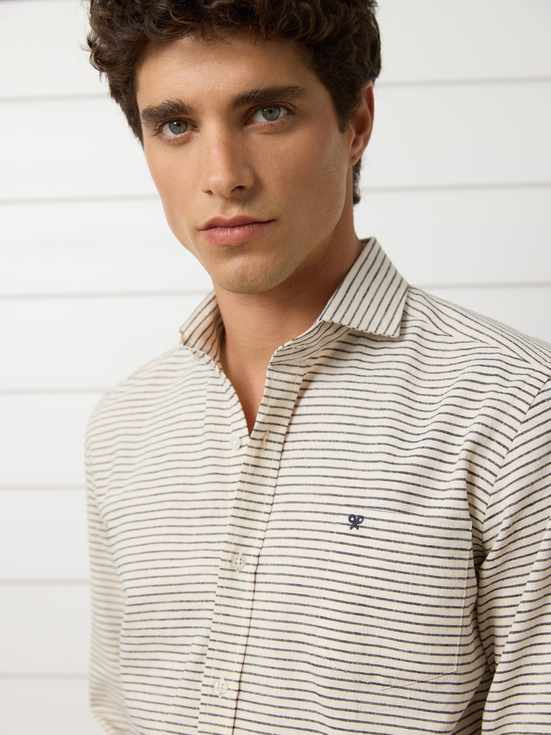 Camisa sport bolsillo raya horizontal azul marino