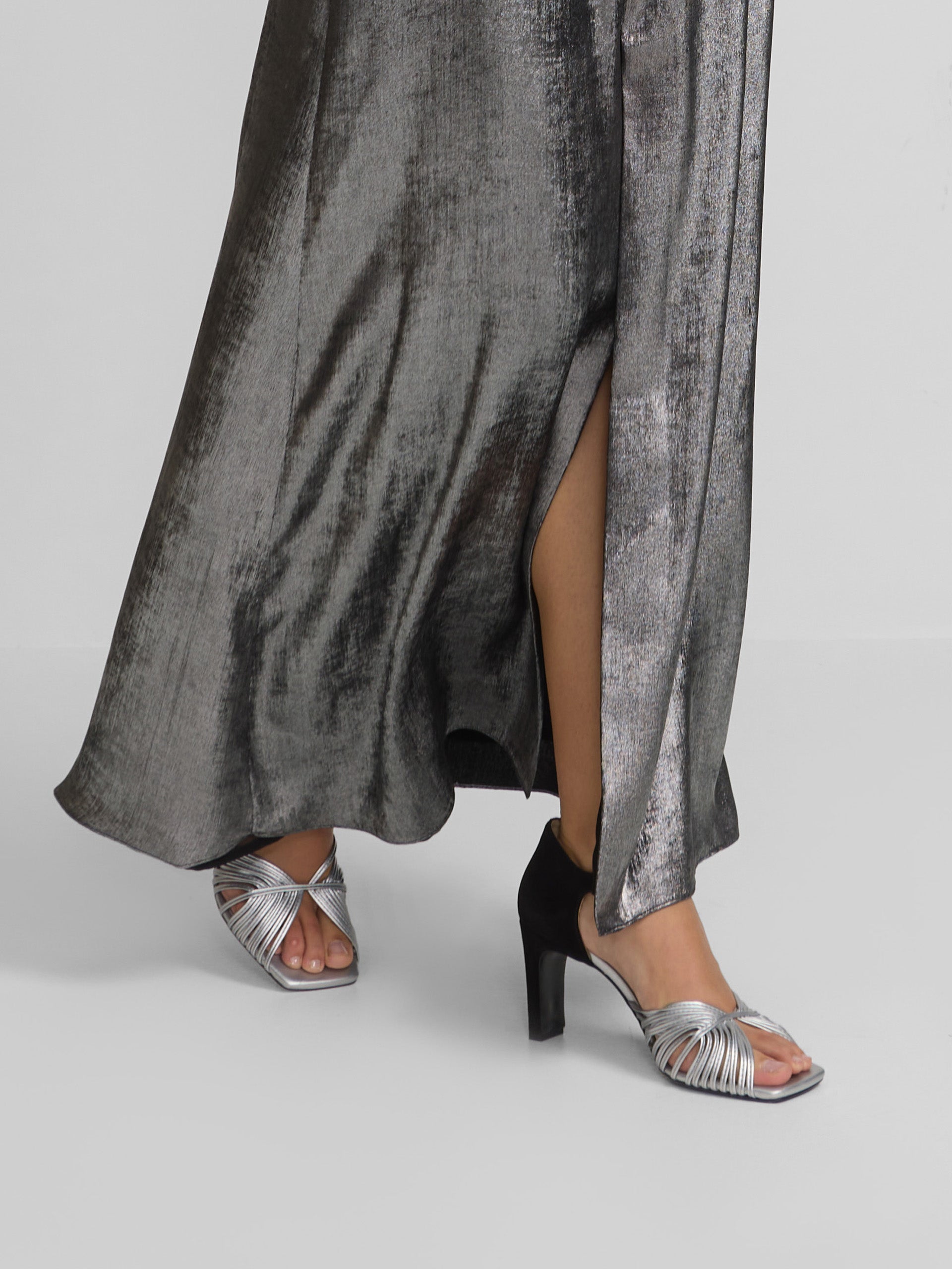 Vestido largo asimetrico plata