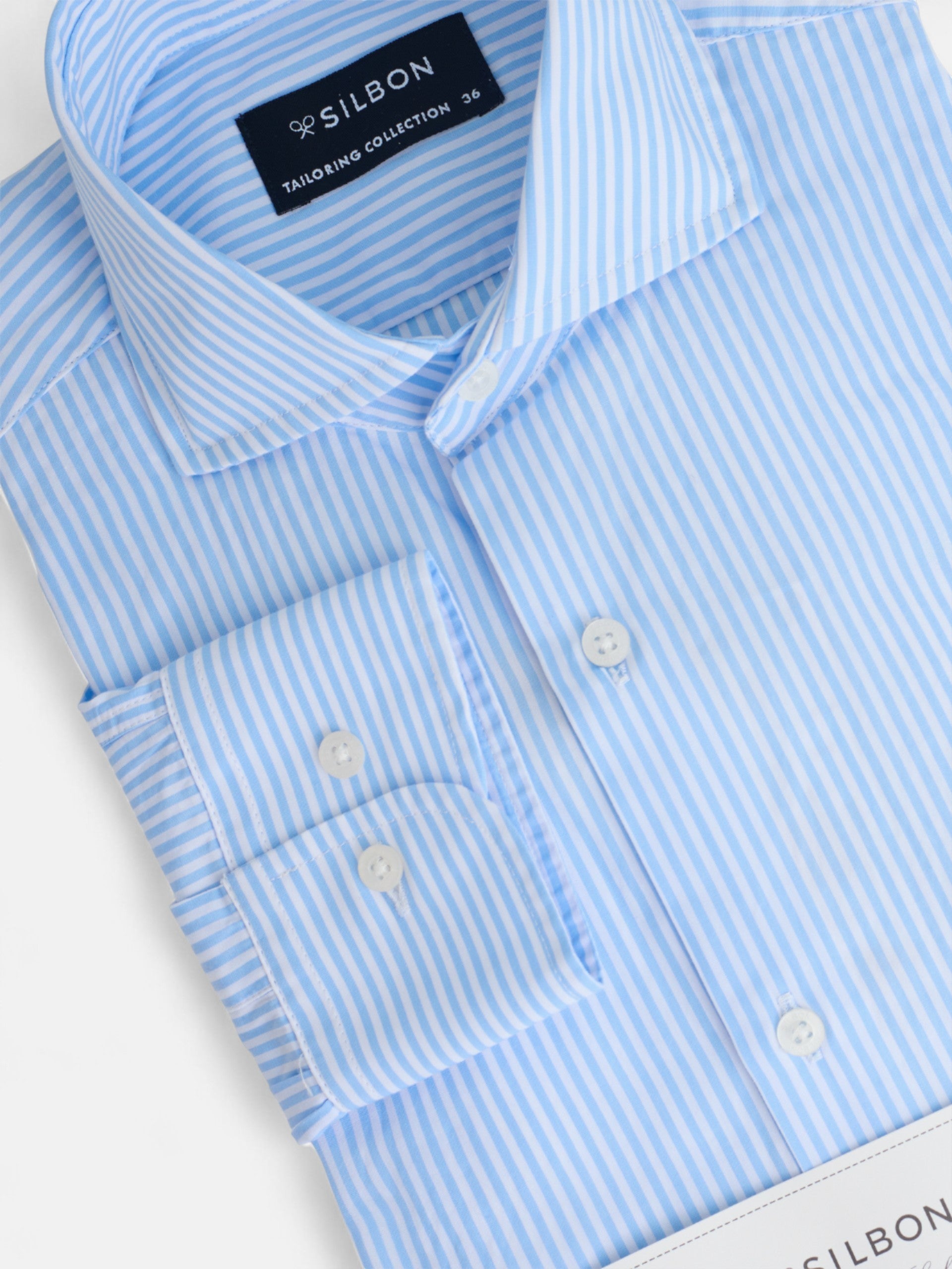 Camisa de vestir às riscas azuis