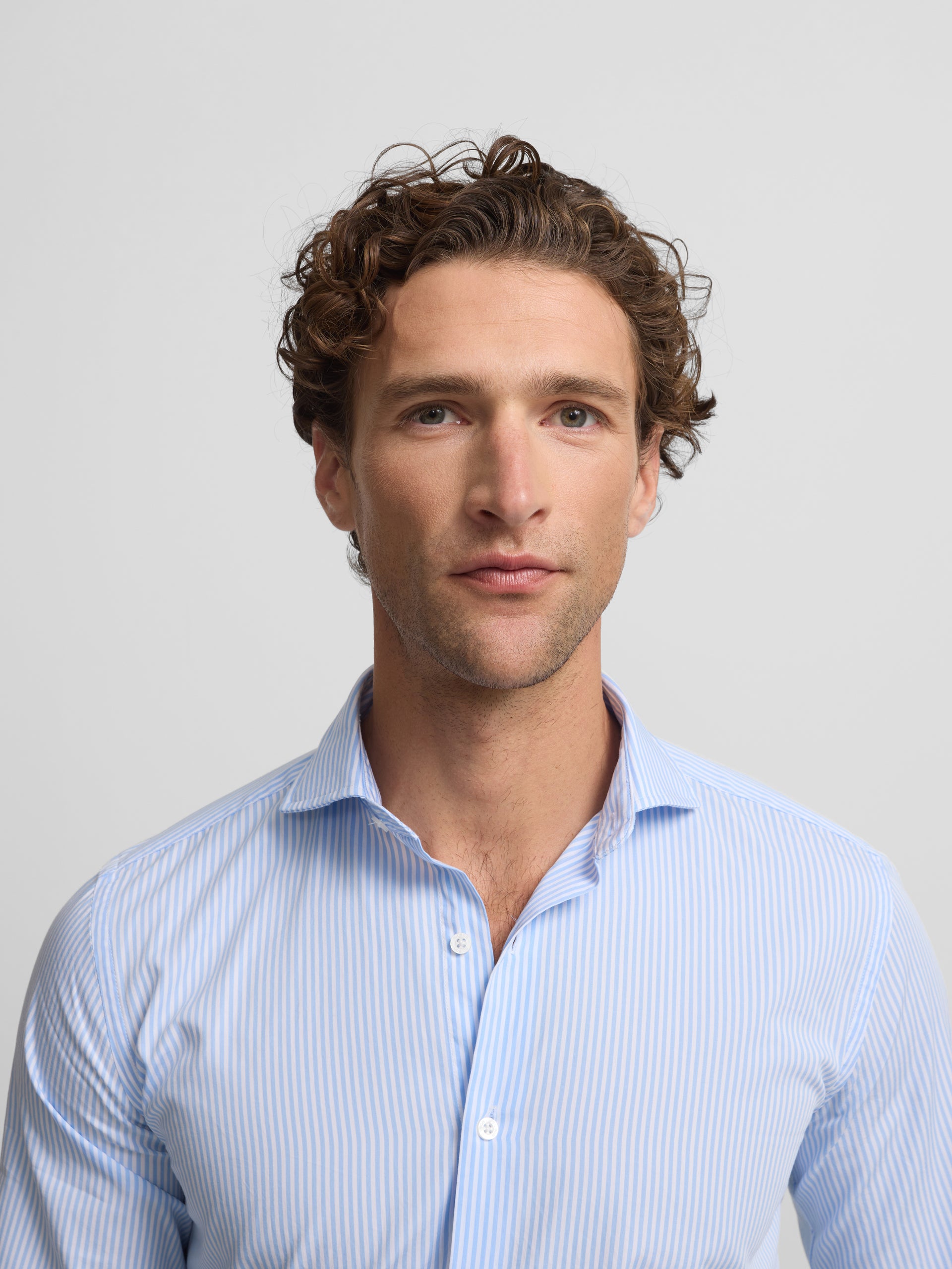 Camisa de vestir às riscas azuis