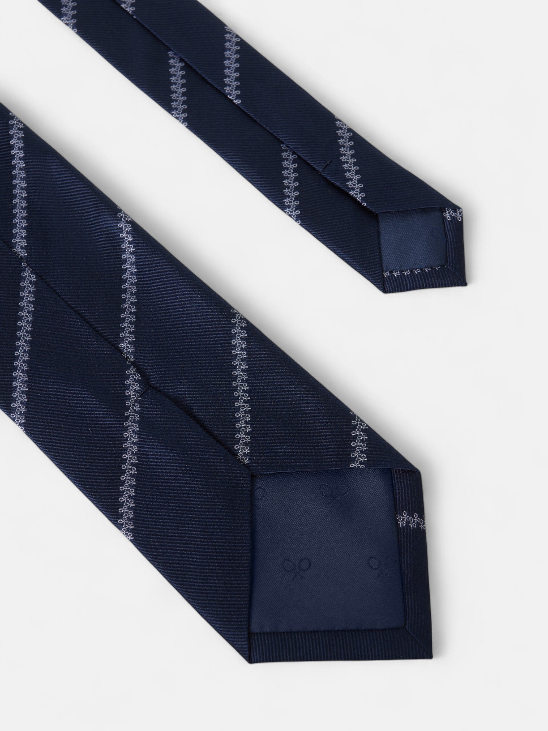 Gravata com padrão de raquetes e riscas azul-marinho