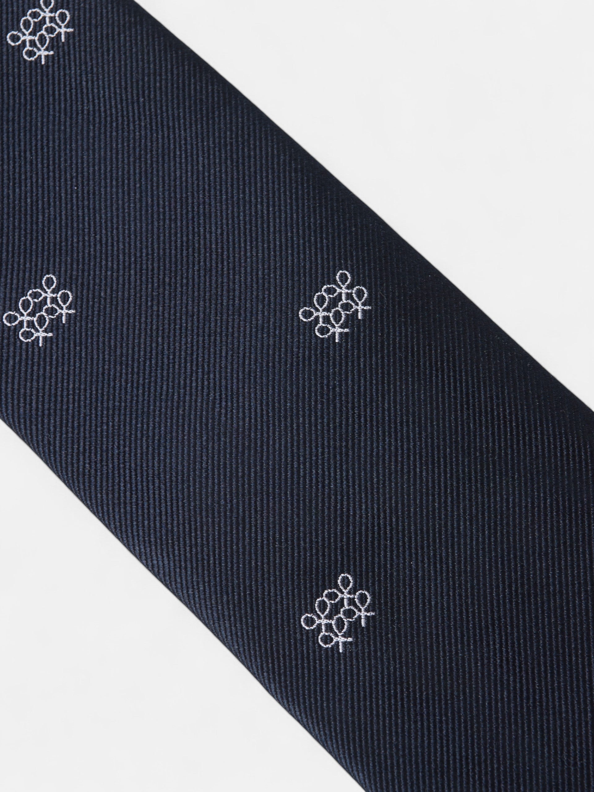 Gravata com padrão geométrico de raquetes azul-marinho