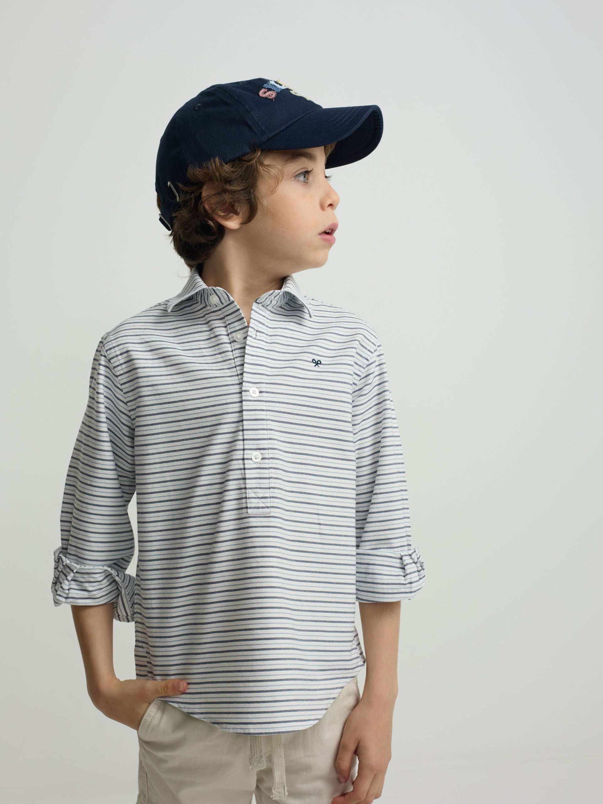 Chemise de sport enfant Oxford bleu marine à rayures crème