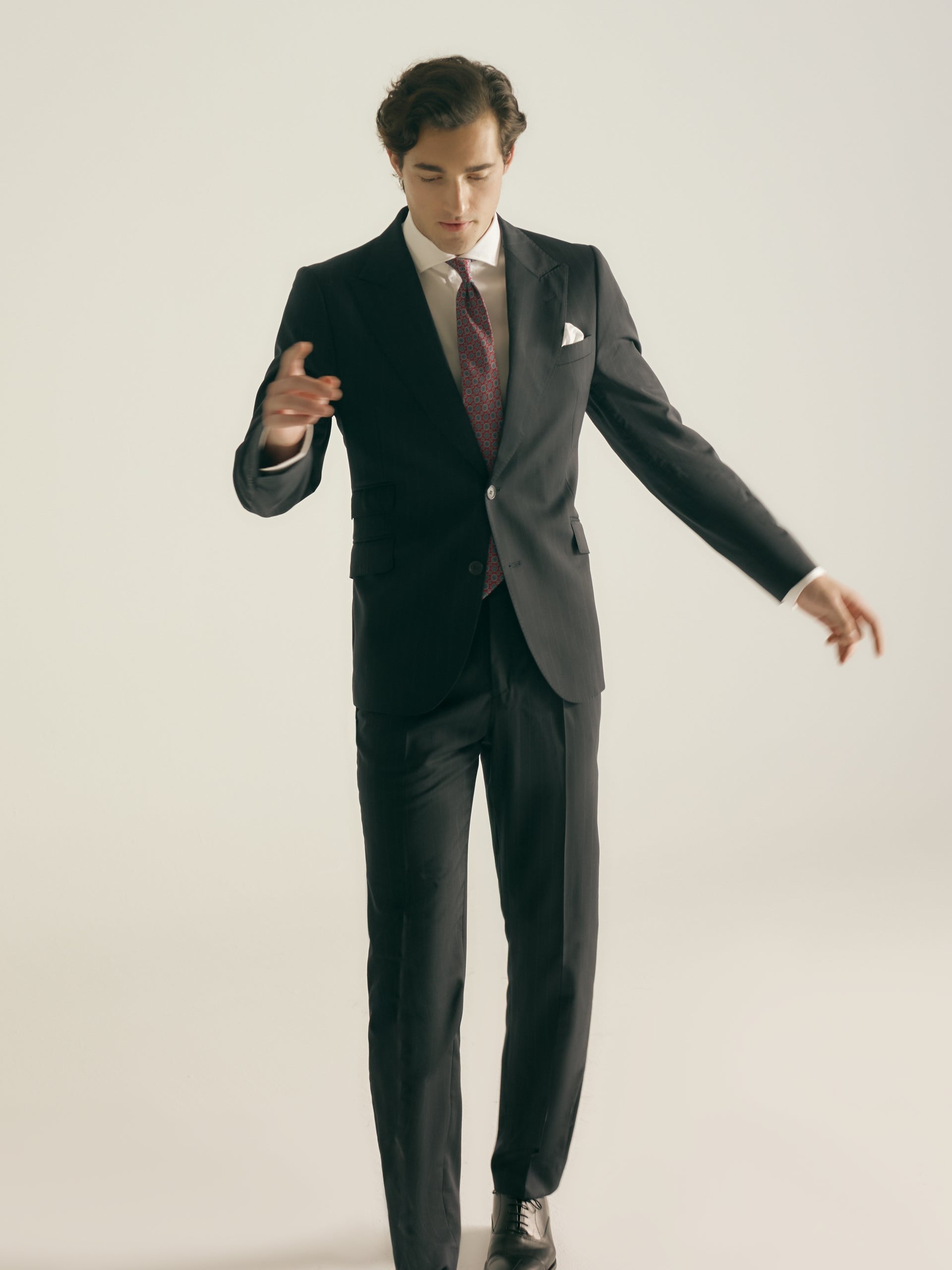 Pantalon de costume bleu marine à fines rayures