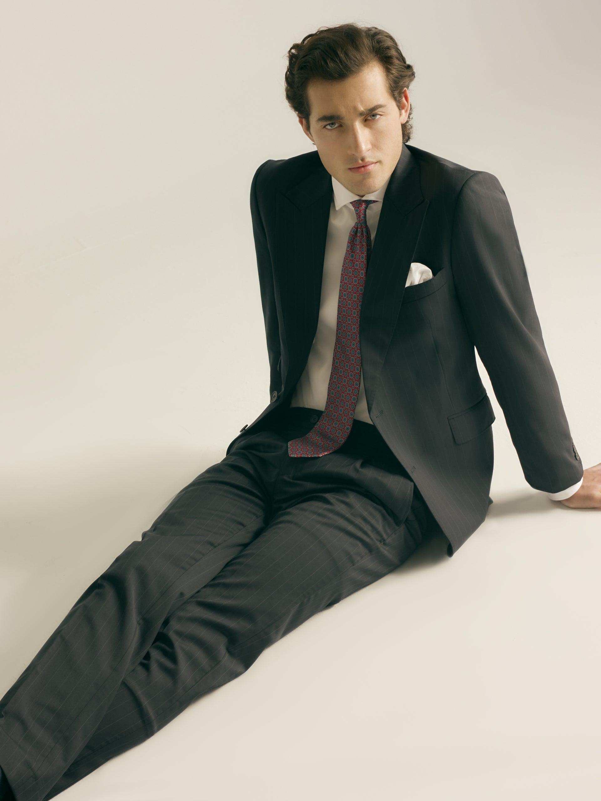 Pantalon de costume bleu marine à fines rayures