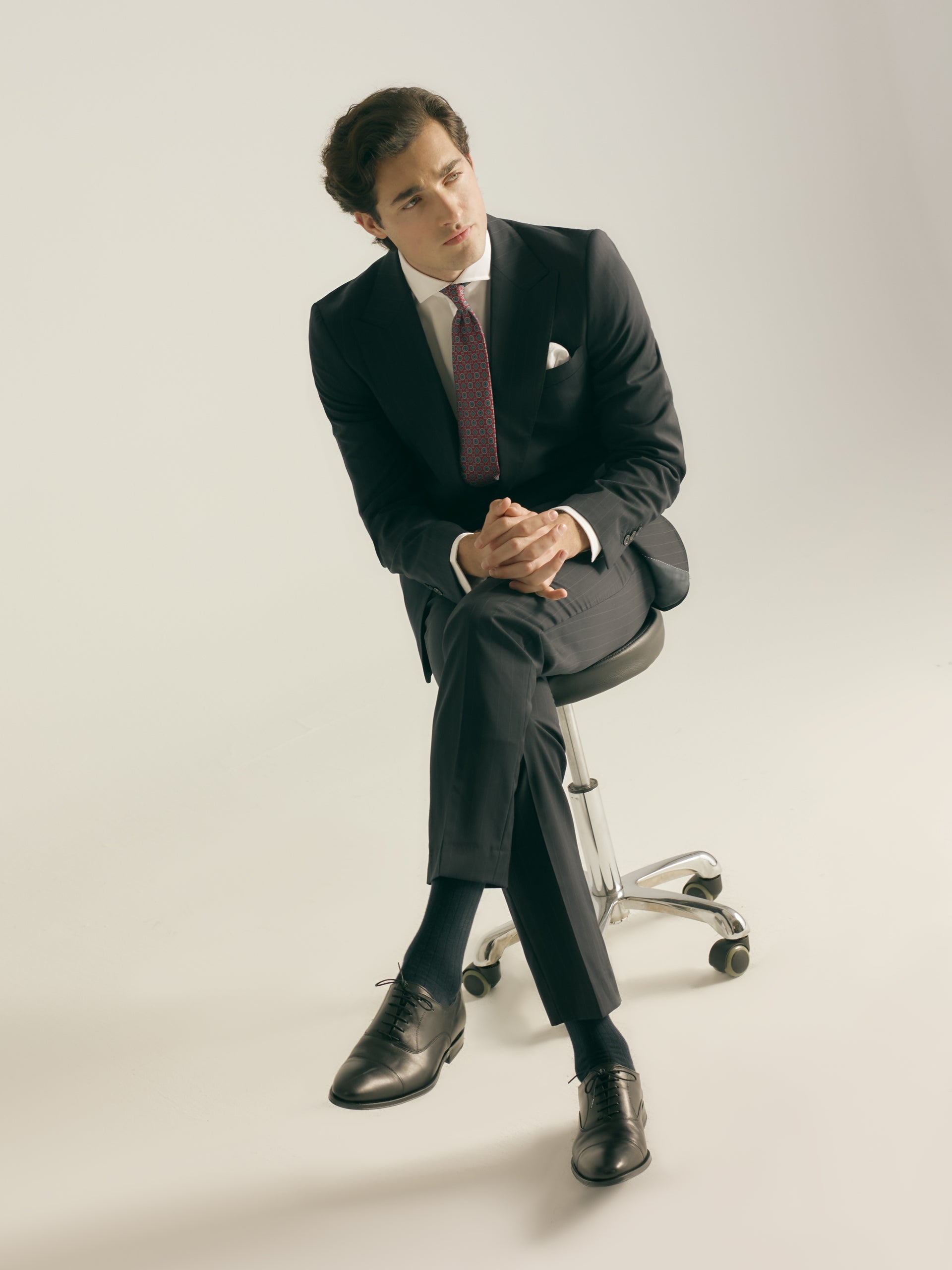 Pantalon de costume bleu marine à fines rayures