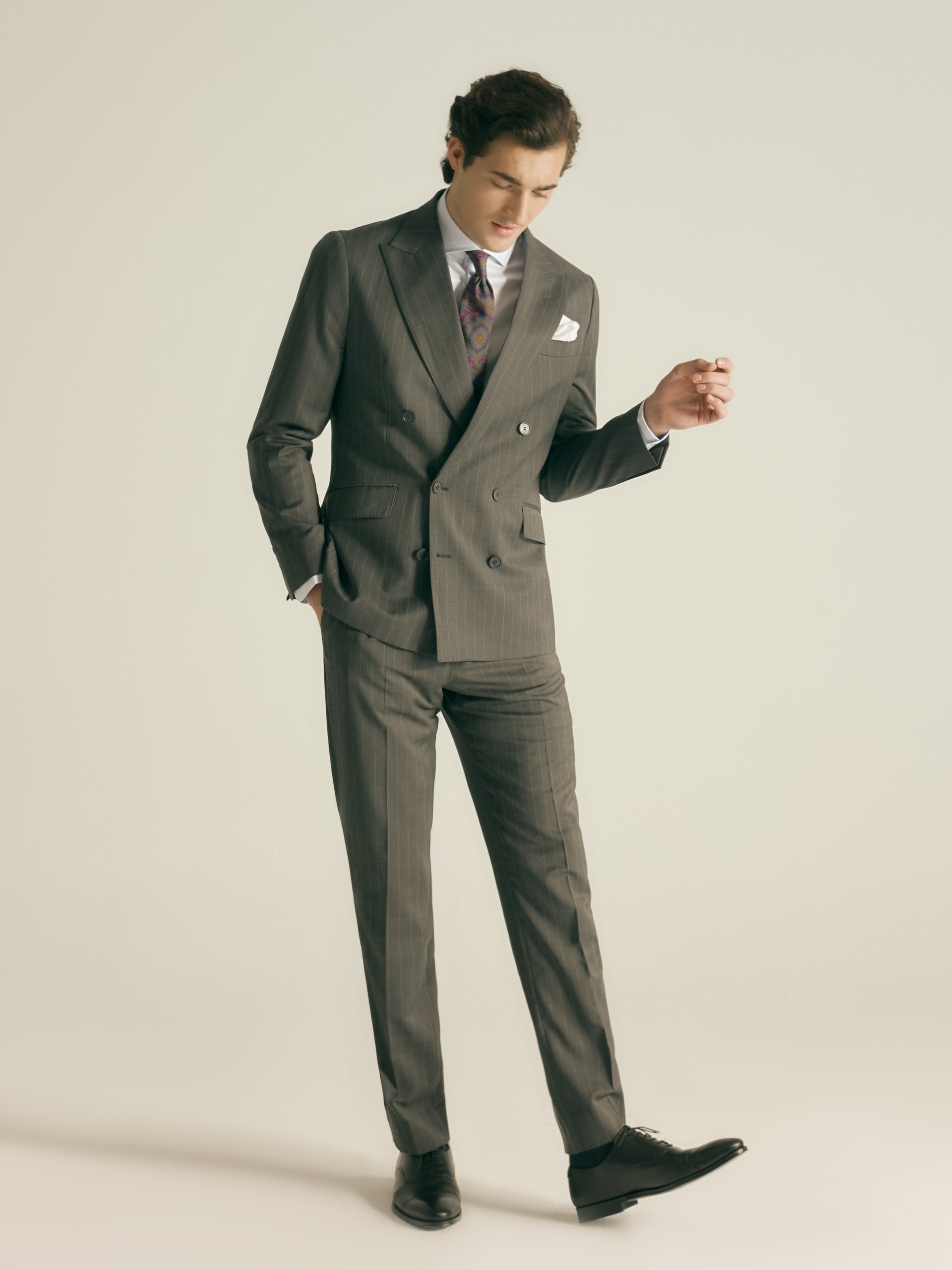 Pantalon de costume croisé à rayures diplomatiques gris