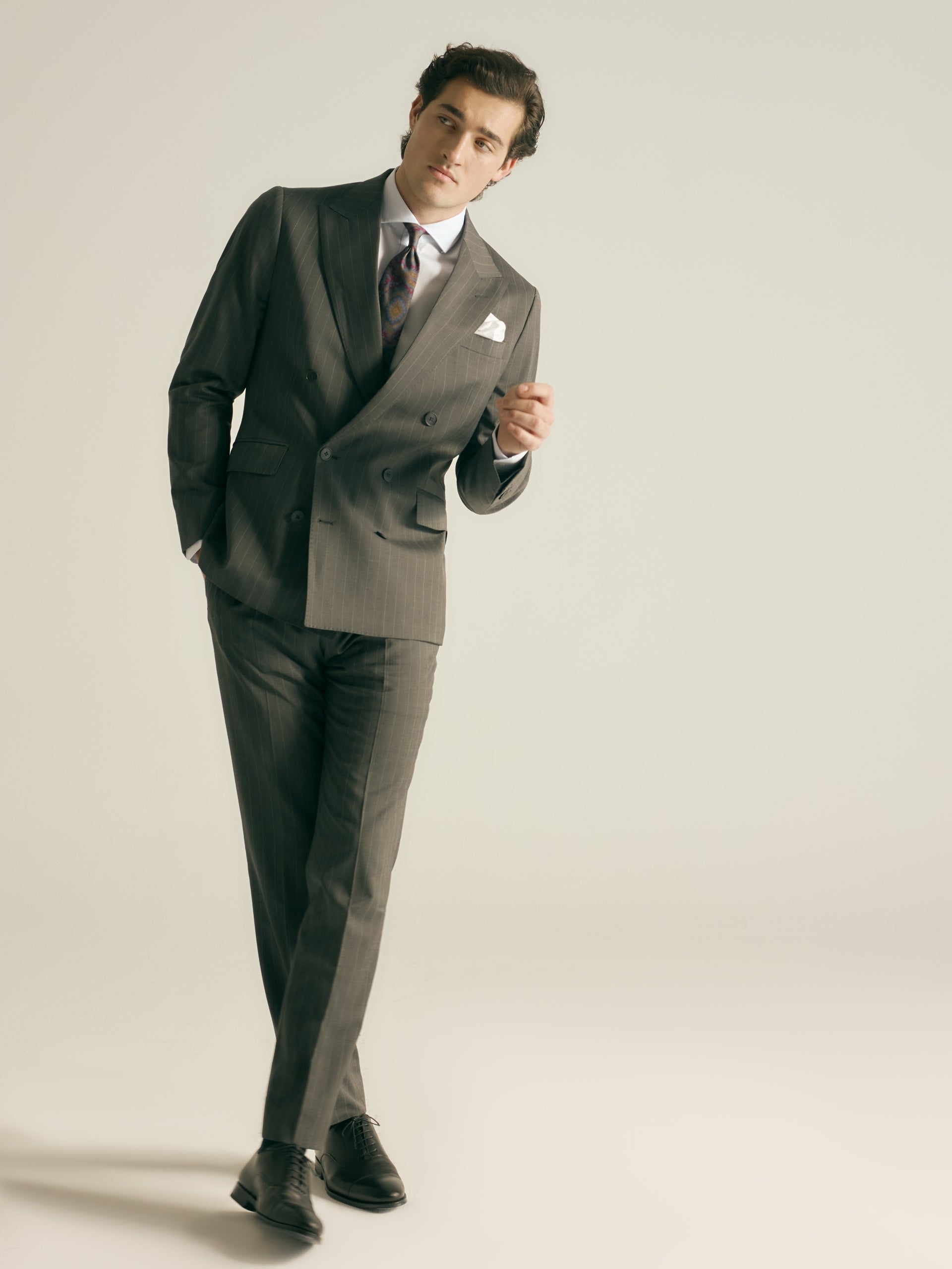 Pantalon de costume croisé à rayures diplomatiques gris