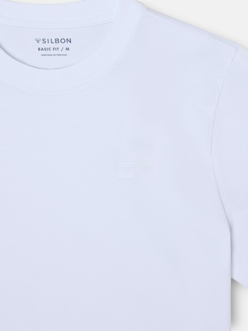 Plain t-shirt with white mini logo patch