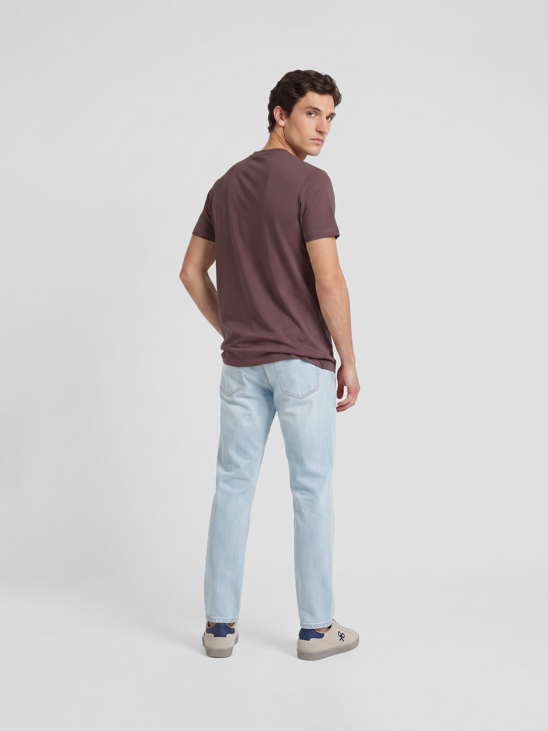 Plain t-shirt with mini logo patch in burgundy