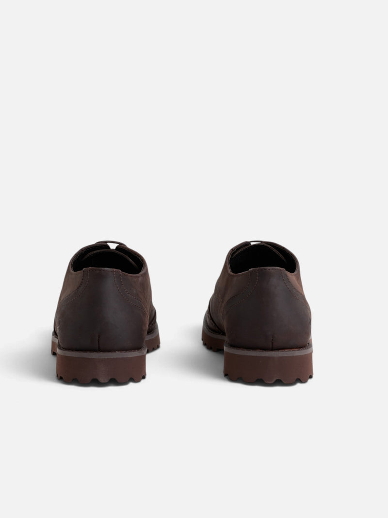 Sapato clássico em pele perfurada castanha