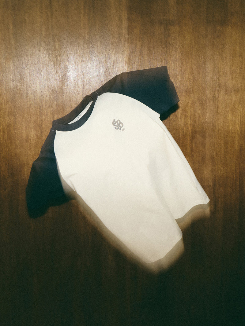 Relaxed fit t-shirt with navy blue contrast sleeves