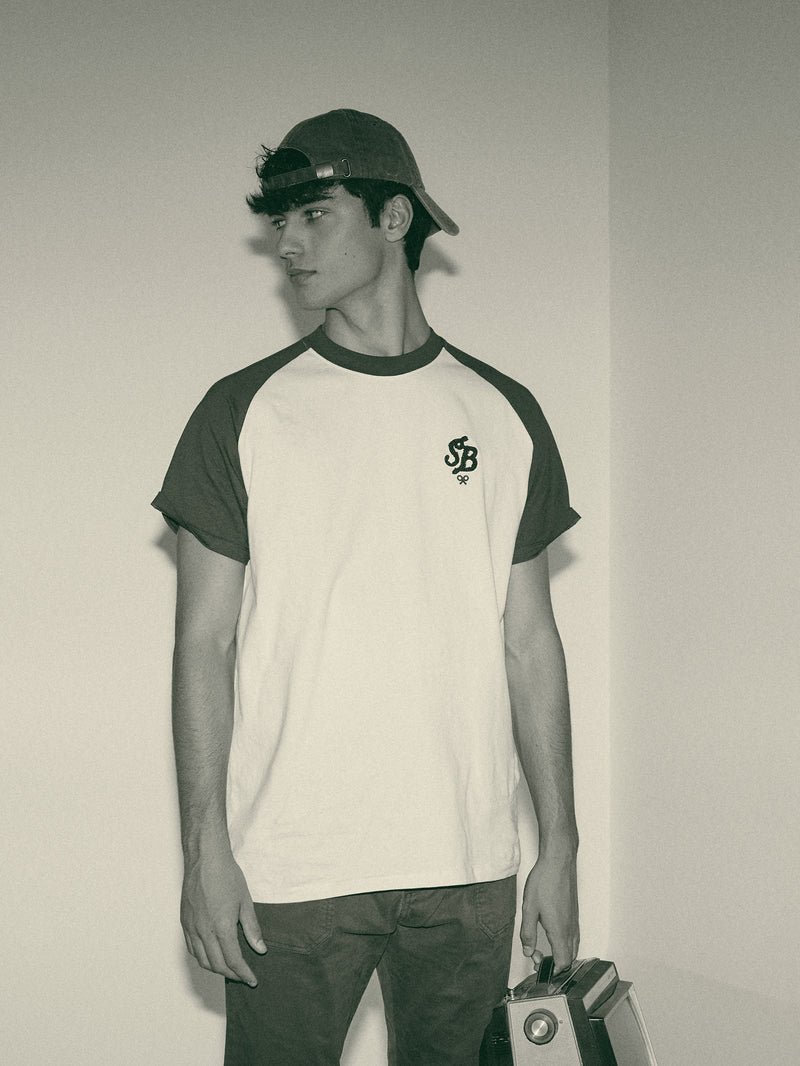Camiseta relaxed fit mangas contraste bordô