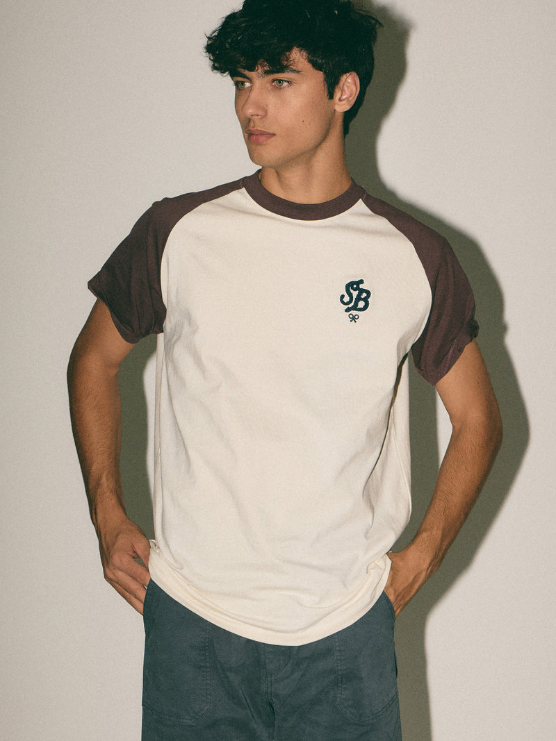 Camiseta relaxed fit mangas contraste bordô