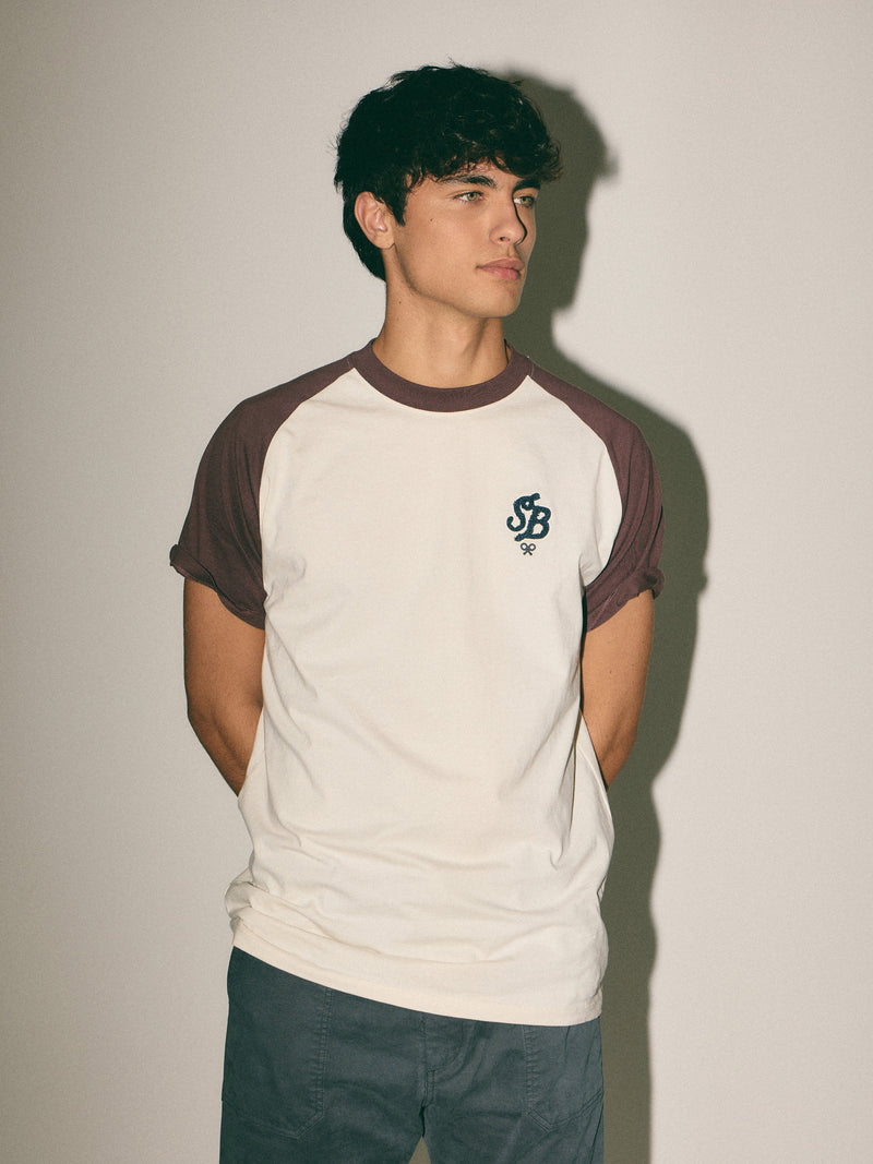 Camiseta relaxed fit mangas contraste bordô