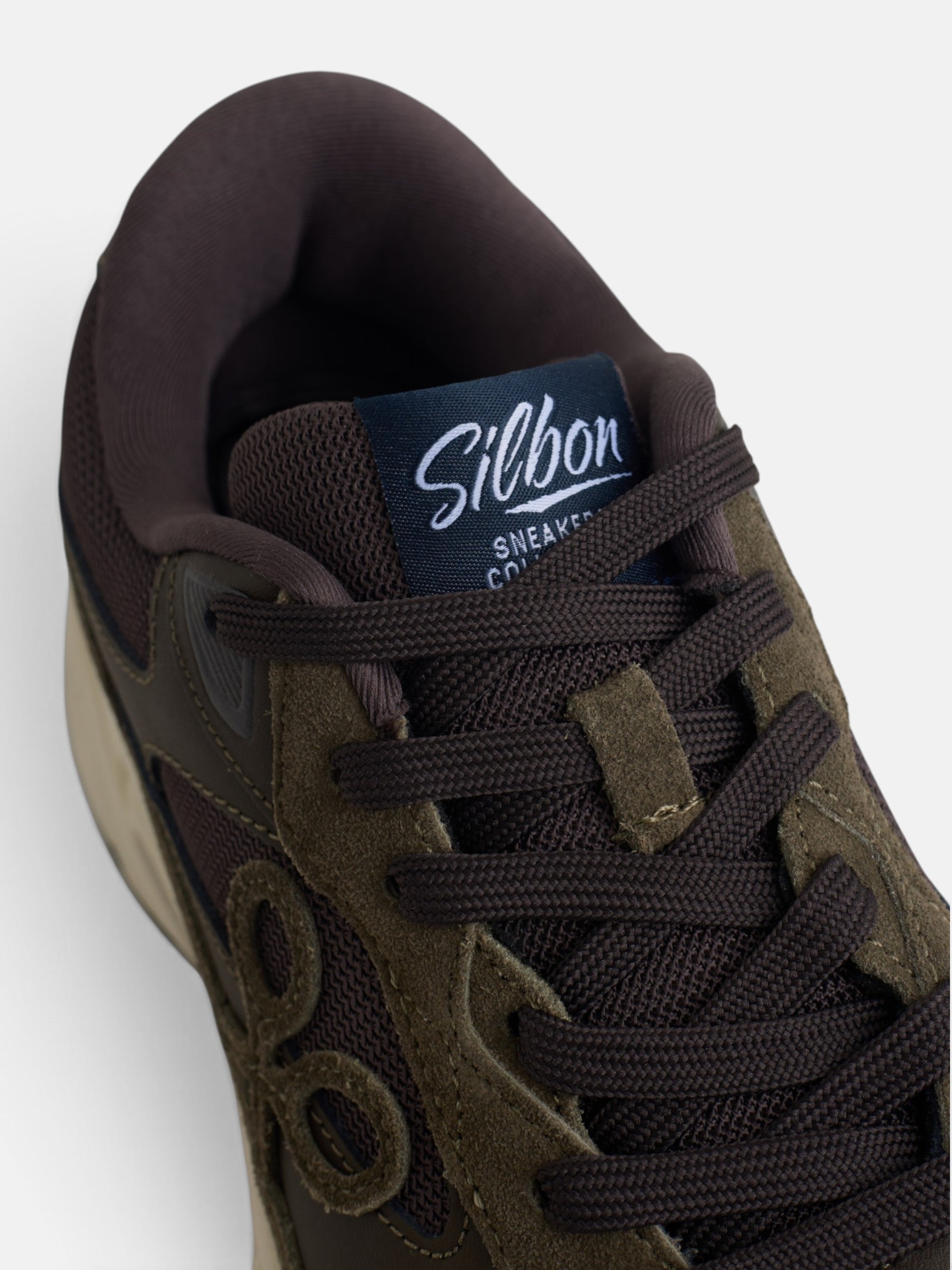 Zapatilla running tono marron