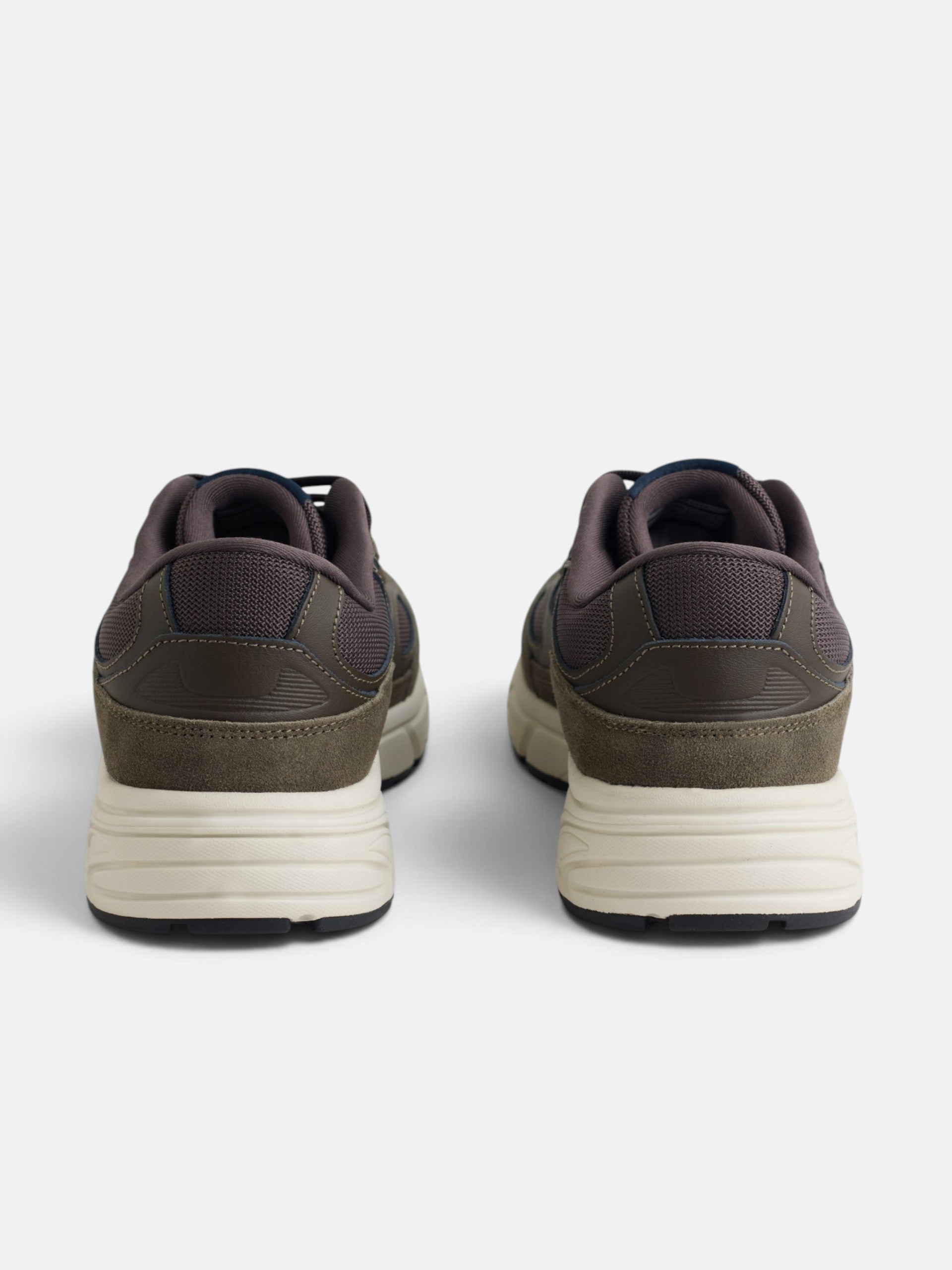 Zapatilla running tono marron