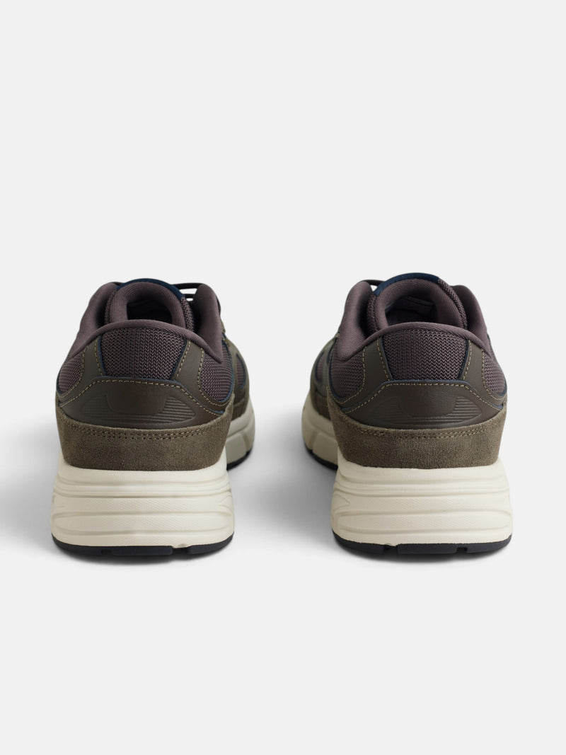 Zapatilla running tono marron