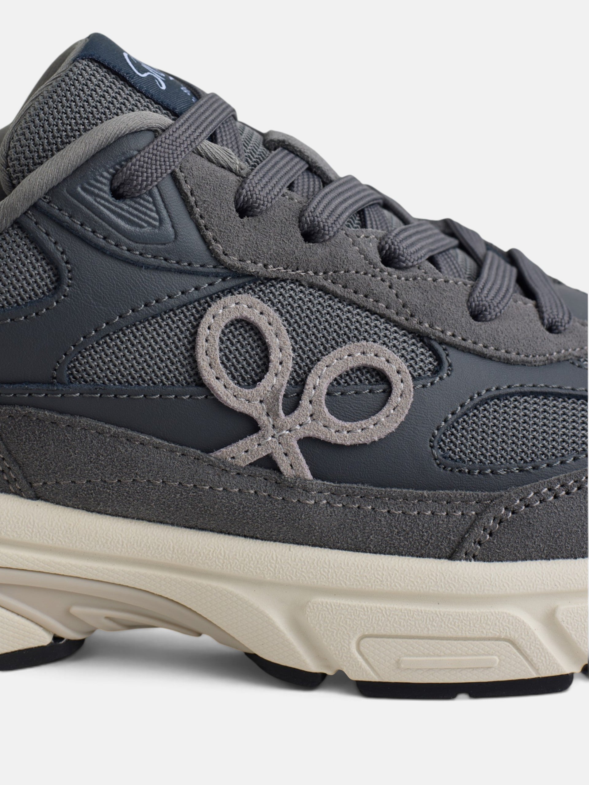 Zapatilla running tono gris