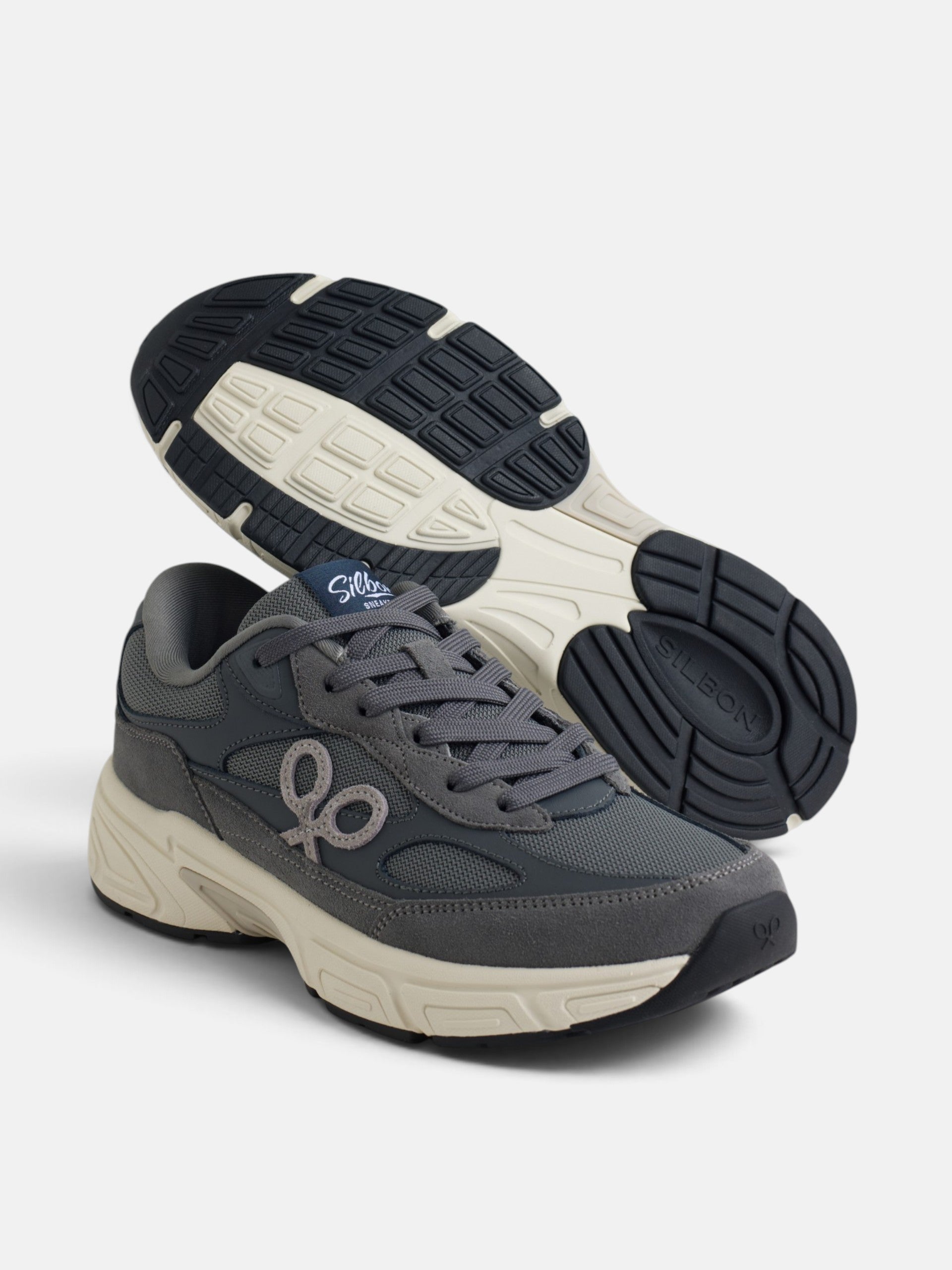 Zapatilla running tono gris