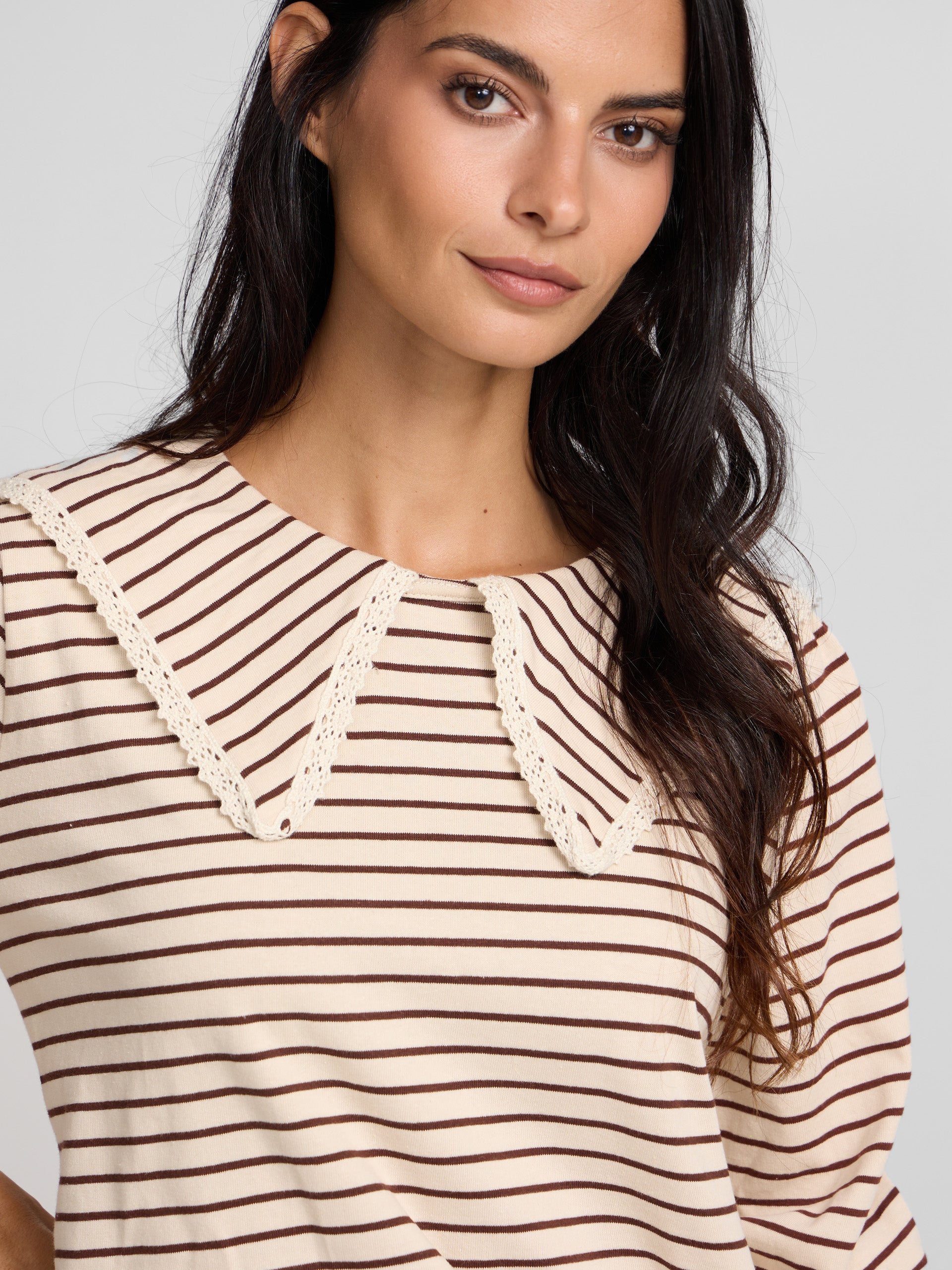 Long-sleeved T-shirt with camel striped Peter Pan collar