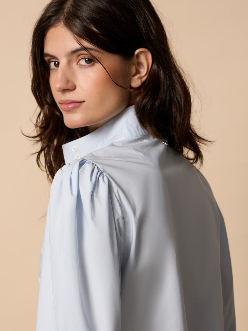 Unique shirt with light blue collar