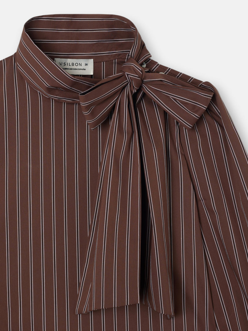 Camisa cuello alto lazada rayas marron