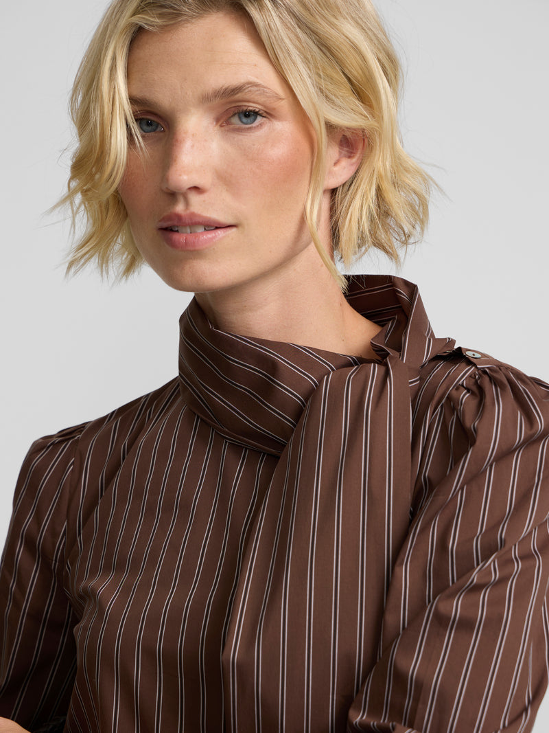 Camisa cuello alto lazada rayas marron