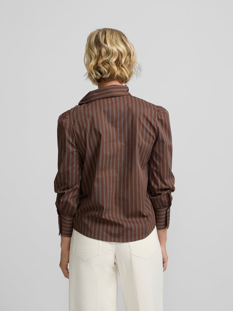 Camisa cuello alto lazada rayas marron