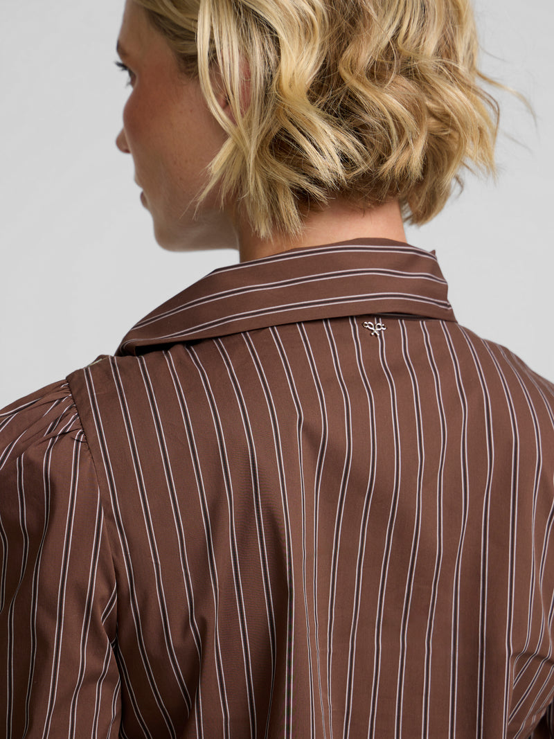 Camisa cuello alto lazada rayas marron
