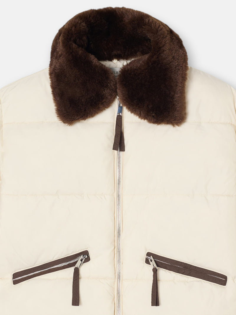 Parka corta acolchada cuello pelo crudo