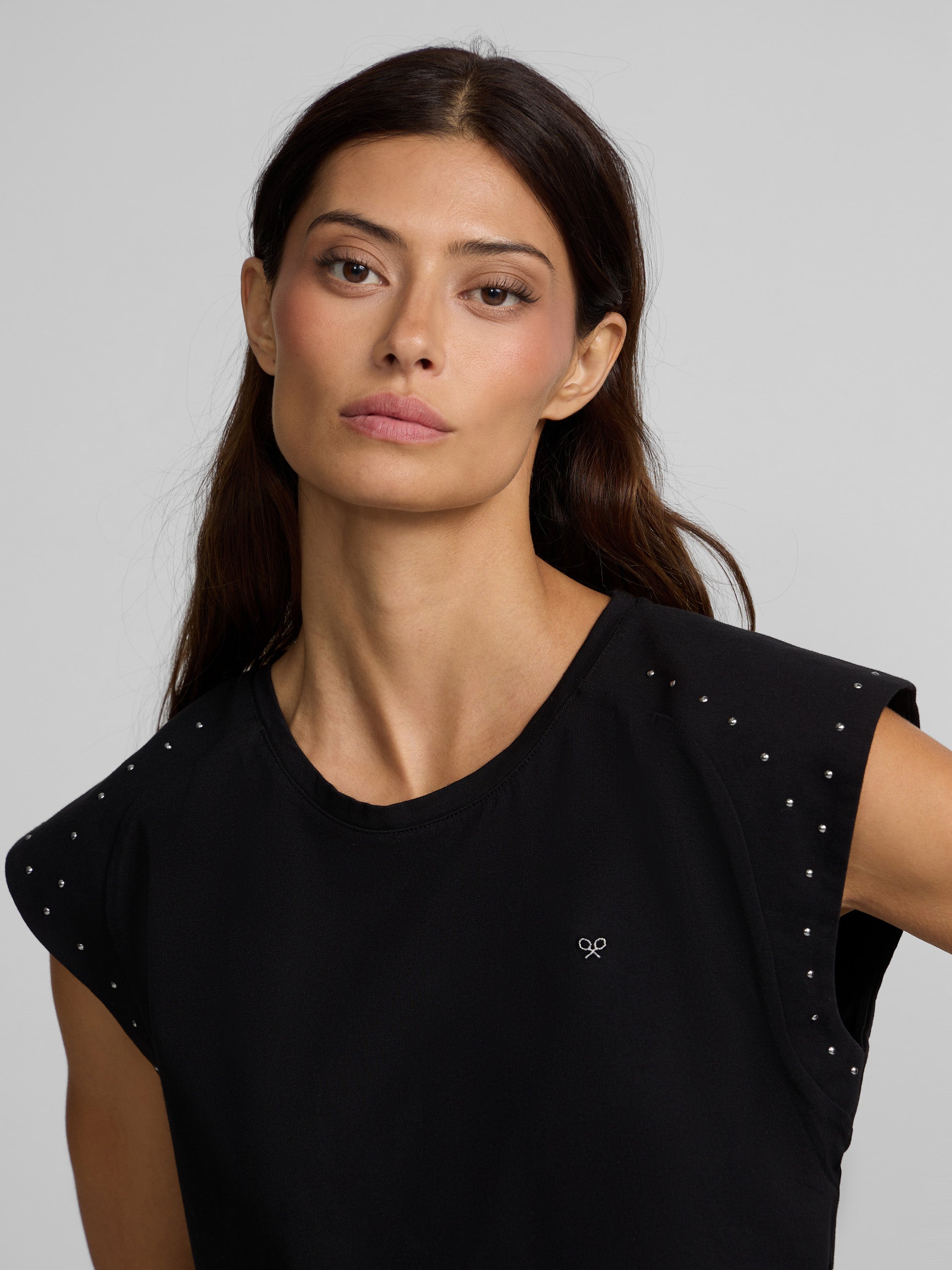 T-shirt femme épaulettes détail clous noir