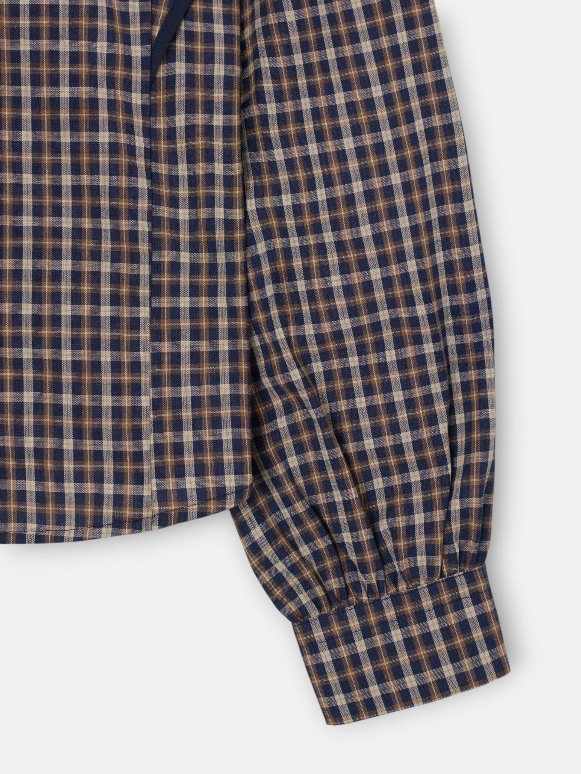 Camisa estruturada aos quadrados azuis e castanhos