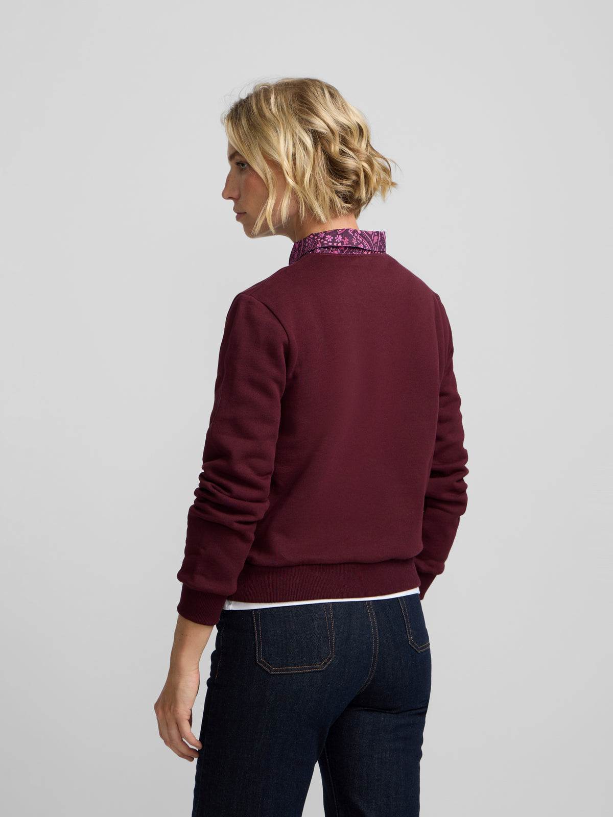 Women's sweatshirt with burgundy scarf